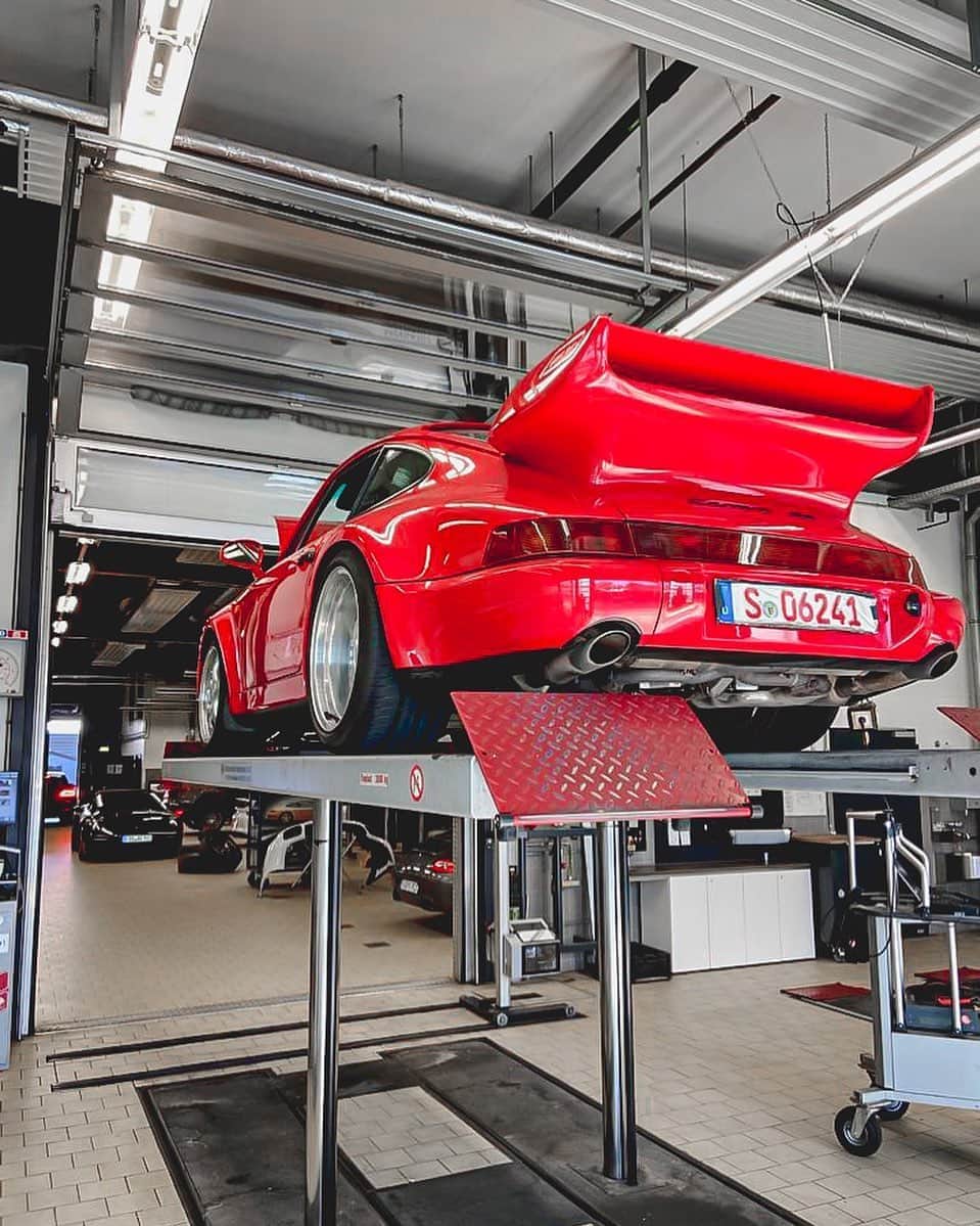 アンドレ・ロッテラーのインスタグラム：「My 964 RS 3.8 baby is up for a service @porsche_zentren_stuttgart 🔥 🔥 @porsche #porsche911 #porsche964rs38」