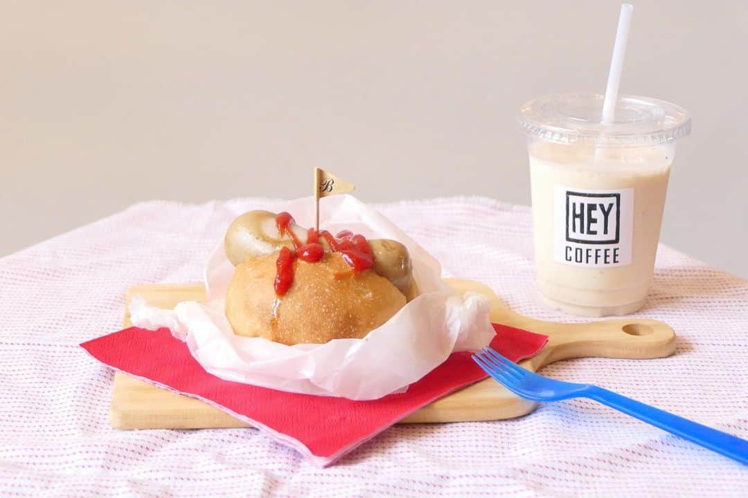 HeyCoffeeさんのインスタグラム写真 - (HeyCoffeeInstagram)「. \夏休みはお子さんと/ \KIDS DOG期間限定発売🌭/ . こんばんわー！店主ゆかです🙌🏻怒涛の7月が本日で終わり。みなさん本当にありがとうございます！ . さて。 明日から戸田市内も本格的に夏休みということで、明日から夏休み期間10歳未満のお子様限定の #KIDSDOG 発売いたします！ . 大人同様、徳島県産の阿波美豚の無添加ソーセージとパンヤノタケサン特製のパンで挟んだとってもシンプルなホットドッグです。 ※味付けしてませんので小さなお子さん専用品として販売してます。 オトナはお召し上がり対象外ですっ。 . それと一緒にオススメドリンクも新発売！ 【オーガニックバナナシェイク🍌】 . 濃厚な有機のバナナをまるっと1本使用したバナナを食べてるかのような大満足シェイクです。 . ホットドッグは大人と同じ11:00からのメニューですがオーガニックバナナシェイクは朝からオーダーできます。 . もちろんどちらもお持ち帰り可能！ . 夏休み今年はどこにもあんまり行けないだろうからよかったら親子でテイクアウトしておうちでカフェ気分！なんてのもいかがでしょうー？ . 明日も8時半にオープン！ 朝食メニューはオープンからお召し上がりいただけます◎ .  .﻿ •••••TODAYS SWEETS •••••﻿ ﻿ +マオシリーズ﻿ すっぱいレモンケーキ◀︎人気なのでおはやめに﻿ マーブルクッキー﻿ アポロクッキーー﻿ コーヒークッキー﻿ くるみクッキー﻿ ココアクッキー﻿ ﻿ +yoriシリーズ◀︎全体的に在庫少なくなってます﻿ 玄米ショートブレッドラズベリー﻿ オレンジ&ペパーミントクッキー﻿ ココナッツ&ソルトのオートミールクッキー﻿ あずきとスパイスのクッキー﻿ ﻿ +その他﻿ -RITOU NUTS ﻿ ﻿ 🌭ホットドッグは毎日11:00から販売スタート🌭﻿ ﻿ 8/9﻿ 短縮営業　10:00-18:00﻿ ﻿ 8/10 ﻿ 祝日　クローズ﻿ ﻿ 8/30﻿ 短縮営業　10:00-18:00﻿ ﻿ #HeyCoffee #コーヒー #specialtycoffeeshop #コーヒー巡り  #さいたまカフェ #saitamacafe #戸田市 #戸田公園  #テイクアウト #グルテンフリーワッフル #stayhome戸田 #hotdog #hotdogの夏おHeyの夏　#無添加ソーセージ #有機バナナ #シェイク」7月31日 20時10分 - heycoffee.jp