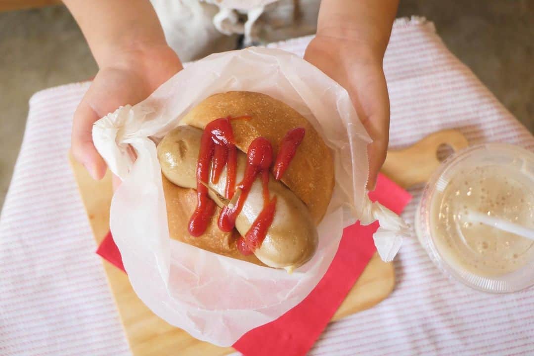 HeyCoffeeさんのインスタグラム写真 - (HeyCoffeeInstagram)「. \夏休みはお子さんと/ \KIDS DOG期間限定発売🌭/ . こんばんわー！店主ゆかです🙌🏻怒涛の7月が本日で終わり。みなさん本当にありがとうございます！ . さて。 明日から戸田市内も本格的に夏休みということで、明日から夏休み期間10歳未満のお子様限定の #KIDSDOG 発売いたします！ . 大人同様、徳島県産の阿波美豚の無添加ソーセージとパンヤノタケサン特製のパンで挟んだとってもシンプルなホットドッグです。 ※味付けしてませんので小さなお子さん専用品として販売してます。 オトナはお召し上がり対象外ですっ。 . それと一緒にオススメドリンクも新発売！ 【オーガニックバナナシェイク🍌】 . 濃厚な有機のバナナをまるっと1本使用したバナナを食べてるかのような大満足シェイクです。 . ホットドッグは大人と同じ11:00からのメニューですがオーガニックバナナシェイクは朝からオーダーできます。 . もちろんどちらもお持ち帰り可能！ . 夏休み今年はどこにもあんまり行けないだろうからよかったら親子でテイクアウトしておうちでカフェ気分！なんてのもいかがでしょうー？ . 明日も8時半にオープン！ 朝食メニューはオープンからお召し上がりいただけます◎ .  .﻿ •••••TODAYS SWEETS •••••﻿ ﻿ +マオシリーズ﻿ すっぱいレモンケーキ◀︎人気なのでおはやめに﻿ マーブルクッキー﻿ アポロクッキーー﻿ コーヒークッキー﻿ くるみクッキー﻿ ココアクッキー﻿ ﻿ +yoriシリーズ◀︎全体的に在庫少なくなってます﻿ 玄米ショートブレッドラズベリー﻿ オレンジ&ペパーミントクッキー﻿ ココナッツ&ソルトのオートミールクッキー﻿ あずきとスパイスのクッキー﻿ ﻿ +その他﻿ -RITOU NUTS ﻿ ﻿ 🌭ホットドッグは毎日11:00から販売スタート🌭﻿ ﻿ 8/9﻿ 短縮営業　10:00-18:00﻿ ﻿ 8/10 ﻿ 祝日　クローズ﻿ ﻿ 8/30﻿ 短縮営業　10:00-18:00﻿ ﻿ #HeyCoffee #コーヒー #specialtycoffeeshop #コーヒー巡り  #さいたまカフェ #saitamacafe #戸田市 #戸田公園  #テイクアウト #グルテンフリーワッフル #stayhome戸田 #hotdog #hotdogの夏おHeyの夏　#無添加ソーセージ #有機バナナ #シェイク」7月31日 20時10分 - heycoffee.jp