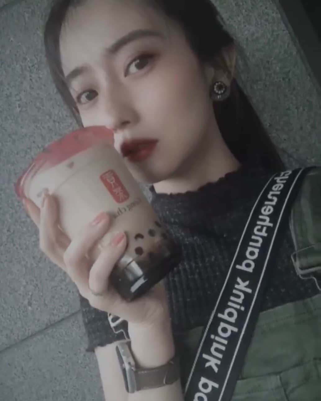 段文凝のインスタグラム：「ジメジメ暑いですね🥵 皆さんしっかりコロナ対策もして乗り越えましょうね❤︎ .  #TV#TV収録#TV出演#生放送 #メイク#インフルエンサー#撮影#チャイボーグ#オルチャンメイク#オルチャンヘア#韓国#中国#ファッションモデル#モデル#ヘアメイク#中国メイク#クリエイター#雑誌#雑誌撮影#雑誌掲載#取材#ポニーテール#タピオカ」