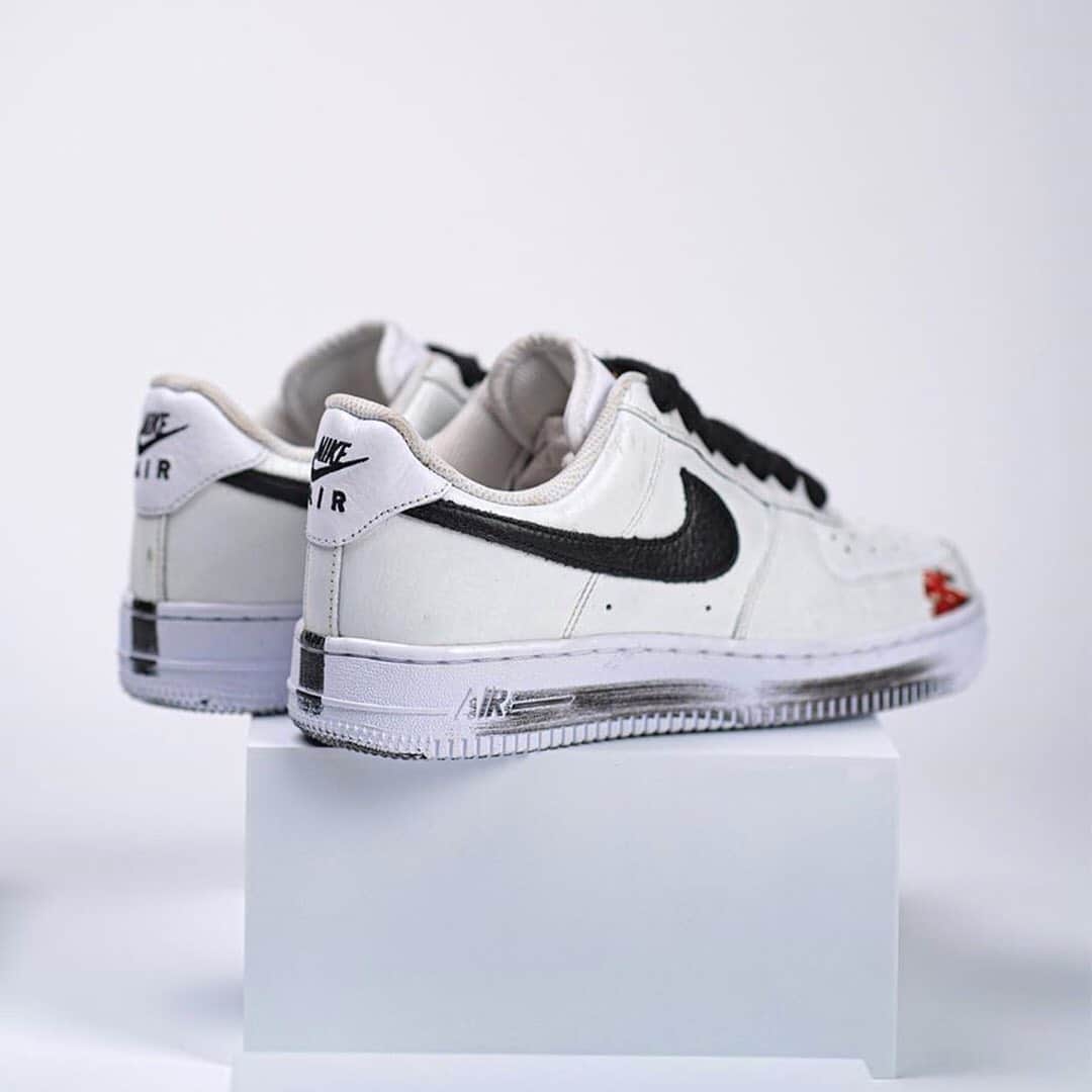 HYPEBEASTさんのインスタグラム写真 - (HYPEBEASTInstagram)「@hypebeastkicks: Images of another version of @xxxibgdrgn’s @peaceminusonedotcom x Air Force 1 “Para-Noise 2.0” have surfaced. The shoe features a white-tone painted upper that covers a premium leather upper with an original artwork, contrasting black tumbled leather Swoosh branding, differing black embroidered daisy motifs at the tongue and a white sole unit dressed all over with haphazardly applied strokes of black paint. It’s expected to release sometime in September for $220 USD. Stay tuned for official notes. ⁠⠀ Photo: @repgod888」7月31日 20時12分 - hypebeast
