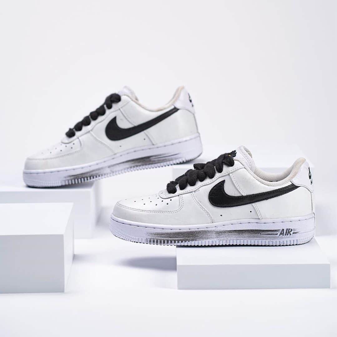 HYPEBEASTさんのインスタグラム写真 - (HYPEBEASTInstagram)「@hypebeastkicks: Images of another version of @xxxibgdrgn’s @peaceminusonedotcom x Air Force 1 “Para-Noise 2.0” have surfaced. The shoe features a white-tone painted upper that covers a premium leather upper with an original artwork, contrasting black tumbled leather Swoosh branding, differing black embroidered daisy motifs at the tongue and a white sole unit dressed all over with haphazardly applied strokes of black paint. It’s expected to release sometime in September for $220 USD. Stay tuned for official notes. ⁠⠀ Photo: @repgod888」7月31日 20時12分 - hypebeast