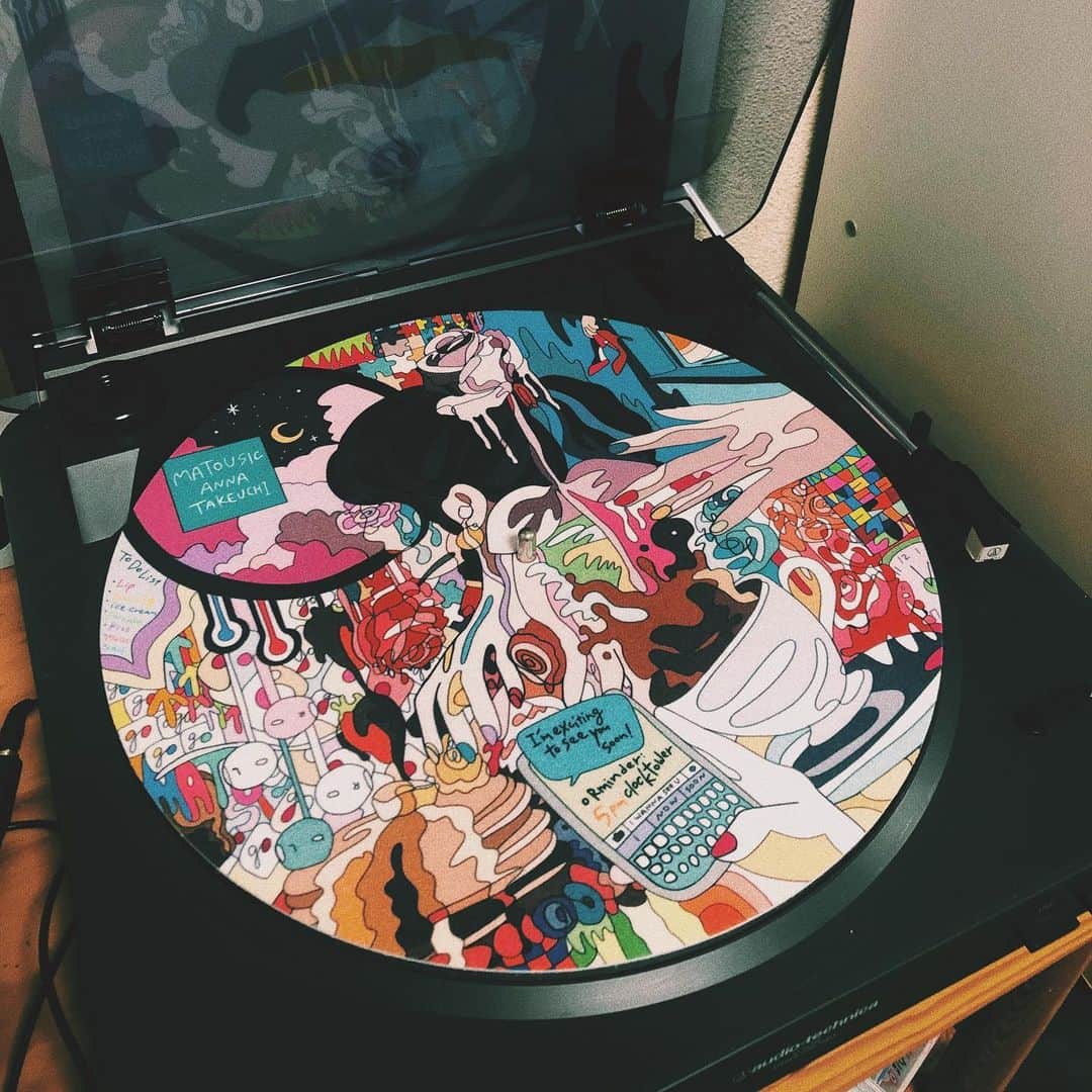 のインスタグラム：「ㅤㅤㅤㅤㅤㅤㅤㅤㅤㅤㅤㅤㅤ --------------------------------------------- ㅤㅤㅤㅤㅤㅤㅤㅤㅤㅤㅤㅤㅤ ㅤㅤㅤㅤㅤㅤㅤㅤㅤㅤㅤㅤㅤ　 【🦋MATOUSIC SLIPMAT🦋】  8/8 Release VINYL『MATOUSIC』に合わせて、 オリジナルのスリップマットが 数量限定で販売決定しました！ ㅤㅤㅤㅤㅤㅤㅤㅤㅤㅤㅤㅤㅤ ㅤㅤㅤㅤㅤㅤㅤㅤㅤㅤㅤㅤㅤ Ioriちゃん(@kikuchiori )デザインの キュートなイラストがとっても映えます。可愛い…。 ㅤㅤㅤㅤㅤㅤㅤㅤㅤㅤㅤㅤㅤ ㅤㅤㅤㅤㅤㅤㅤㅤㅤㅤㅤㅤㅤ レコードをかけてない時間だって、ウキウキウキ！ ㅤㅤㅤㅤㅤㅤㅤㅤㅤㅤㅤㅤㅤ ㅤㅤㅤㅤㅤㅤㅤㅤㅤㅤㅤㅤㅤ 直筆メッセージ付きのポストカードも セットになってるので、是非チェックしてみてね☺︎ ㅤㅤㅤㅤㅤㅤㅤㅤㅤㅤㅤㅤㅤ ㅤㅤㅤㅤㅤㅤㅤㅤㅤㅤㅤㅤㅤ ---------------------------------------------」