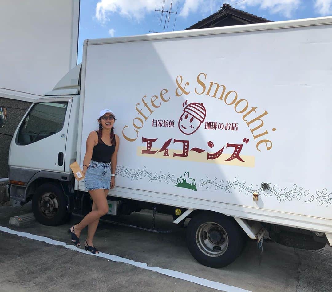 のインスタグラム：「コーヒーダイエット☕️ やってみよ♪ 自宅でのエスプレッソの 作り方とか 教えてもらった♪ あれは画期的だわ！✨ あと前を煎る前と後の豆を 見せてもらったり 香りをかいだり😊 社会見学みたいで 毎回面白い コーヒーショップです☕️ いつも ありがとうございます🤣👏 #三次 #三次カフェ  #コーヒー  #エイコーンズ #広島」