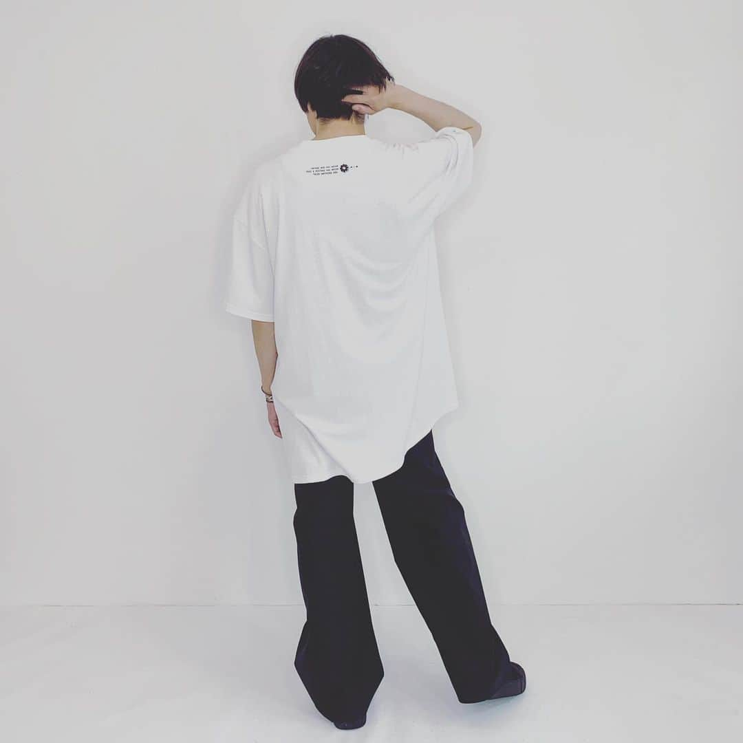 秋月琢登のインスタグラム：「◎ graphic t-shirt [ r13-20SS / white ] ユニセックスブランド「room.13」@room.13_official 7.31まで受注受付中 #fashion #apparel #selfie #ShotoniPhone #room13 #margiela」