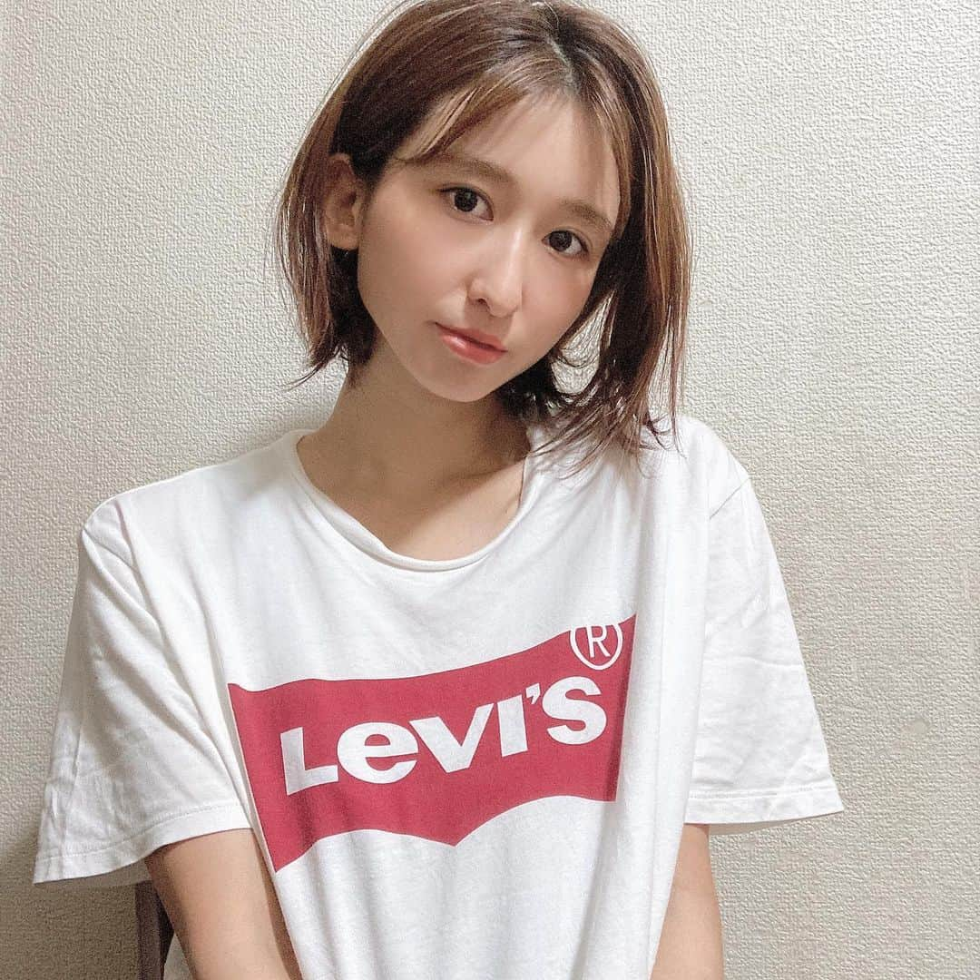 砂川陽香さんのインスタグラム写真 - (砂川陽香Instagram)「ㅤㅤㅤㅤㅤㅤㅤㅤㅤㅤㅤㅤㅤ ㅤㅤㅤㅤㅤㅤㅤㅤㅤㅤㅤㅤㅤ @levis_japan のロゴTめっかわ…®️®️ ㅤㅤㅤㅤㅤㅤㅤㅤㅤㅤㅤㅤㅤ  ㅤㅤㅤㅤㅤㅤㅤㅤㅤㅤㅤㅤㅤ ㅤㅤㅤㅤㅤㅤㅤㅤㅤㅤㅤㅤㅤ #levis #リーバイス#白T#Tシャツ#家で過ごそう #ロゴT#ロゴTシャツ#tshirt #logotshirt #mamagirl#女の子ママと繋がりたい #姉妹ママ#二児ママ#子育てママ#mamastagram #ママスタグラム#カジュアルファッション#前髪伸びた#切りっぱなしボブ#Tシャツ女子#カジュアルコーデ#ビッグt#かっつんこーで#155cmコーデ」7月31日 20時16分 - hirokattsunnnn