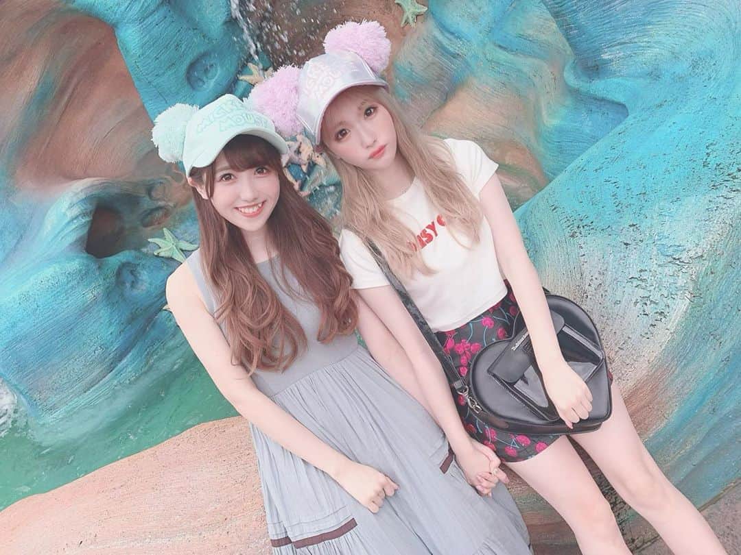田口未彩のインスタグラム：「🐚  みぃぴよディズニー💗💙 今日も今日とて めちゃくちゃ笑ったあ🤣  めっちゃ歳の差あるのに 仲良くしてくれて嬉しいな〜 らぶ、  2枚目3枚目ちょー楽しそう、笑  #ディズニーコーデ #ディズニーシー  #ディズニーリゾート　#ディズニーシーコーデ #ディズニー帽子　#ディズニーカチューシャ　#tdl」