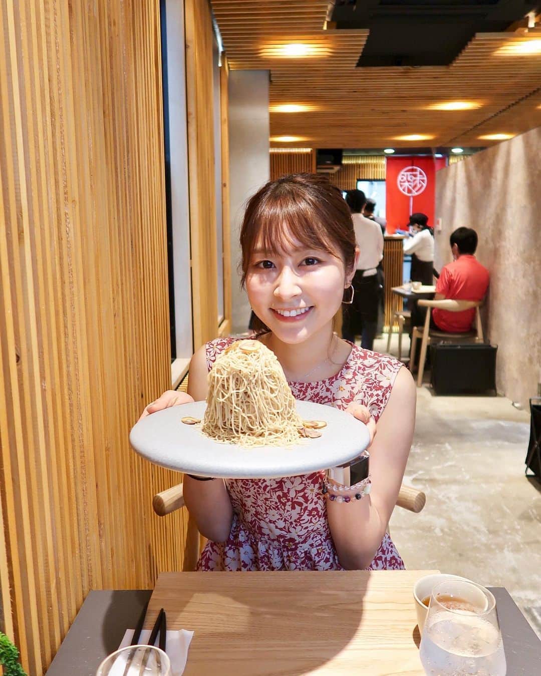 権田裕美さんのインスタグラム写真 - (権田裕美Instagram)「. ケーキの中でいちばん好きなモンブラン！ 高校生の時から、 主人が会う度に色々なお店で モンブランを買ってきてくれたことを思い出します笑 . . 普段甘いものはほとんど食べませんが、 この日はランチの糖質分(お米・麺など)を モンブランに置き換えて！ 気合い入れて食べてきました😏 よく食べる日は良く動いて！ カロリーコントールです🙆🏻‍♀️💓 . . は〜ほっぺた落っことしてきた❤ . . . . . . . . . . . . . . #栗歩#自由が丘スウィーツ#自由が丘カフェ#モンブラン好きと繋がりたい ︎#ヨガインストラクター#ヨガインストラクター#筋トレ動画#japanese#筋トレ女子#筋トレダイエット#ジムウェア#ヨガウェア#ジムトレーニング#筋トレ食#筋トレ女子と繋がりたい#腹筋割りたい#薬膳コーディネーター#ランニング女子#低カロリー高タンパク質#筋トレ動画#ダイエット方法#痩せ方田中みな実#川口春奈 の顔に憧れる#美尻#お尻ストレッチ#ヨガ動画#むくみ解消 #むくみ改善 #筋膜リリース#トリガーポイント 海外生活#権田裕美#ヨガ好きな人と繋がりたい」7月31日 20時24分 - yumigonda