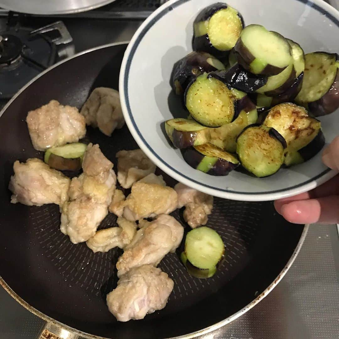 山本ゆりさんのインスタグラム写真 - (山本ゆりInstagram)「大好きなおかず。焼いてタレ絡めるだけ。﻿ ﻿ 【鶏とナスの甘酢だれ】﻿ ﻿ やわらかジューシーな鶏肉、とろとろのナス、甘酢だれが絡んだ間違い無く美味しい1品。﻿ ﻿ 昔むね肉で作ったんですが、もも肉にしてさらに調味料減らして作りやすくしました。﻿ ﻿ いつものマヨソース(知らんわお前のいつも)でさらに美味しくなります。﻿ ﻿ 調味料は﻿ ﻿ 砂糖﻿ 醤油﻿ 酢﻿ マヨネーズ﻿ 塩胡椒﻿ (あればレモン汁)﻿ ﻿ のみという手軽さなんで、良かったら作ってみて下さい！﻿ ﻿ 2人分﻿ ①鶏モモ1枚(250g)は一口大に切って塩胡椒をふり片栗粉大さじ1くらいまぶす。(ポリ袋でやると楽)ナス2本は縞目に皮を剥き(オシャレ)1cm幅に切る。﻿ ﻿ ② フライパンにサラダ油（分量外）を弱～中火で熱して鶏の皮を下にいれ、こんがりしたら裏返し、油を少し足し、あいてるところになすを入れる。鶏の油を吸わせながら焼き、火が通るまで焼く。［砂糖、醤油各大さじ1と1/2、酢大さじ1］を絡め器に盛る。﻿ ﻿ ★鶏肉、6〜7分かかるんで気長に。なすだけ先焼けたら取り出して。なすだけに。(なんにもかかってない)﻿ ﻿ ③好みで［マヨネーズ大さじ1、砂糖小さじ1、レモン汁(酢)小さじ1/2、水少々］を混ぜてかける。あればネギ、ゴマを。﻿ ﻿ ★胸肉でも美味しい。(syunkon7に掲載)その場合は薄めの削ぎ切りで。﻿ ﻿ ★なすだけは嫌いねん(ええ加減そうな俺でも)という方はレンチンしたじゃがいもやさつまいもでも。鶏肉だけでも。﻿ ﻿ #レシピ　#簡単レシピ　#おうちごはん　#料理　#晩ご飯」7月31日 20時25分 - yamamoto0507