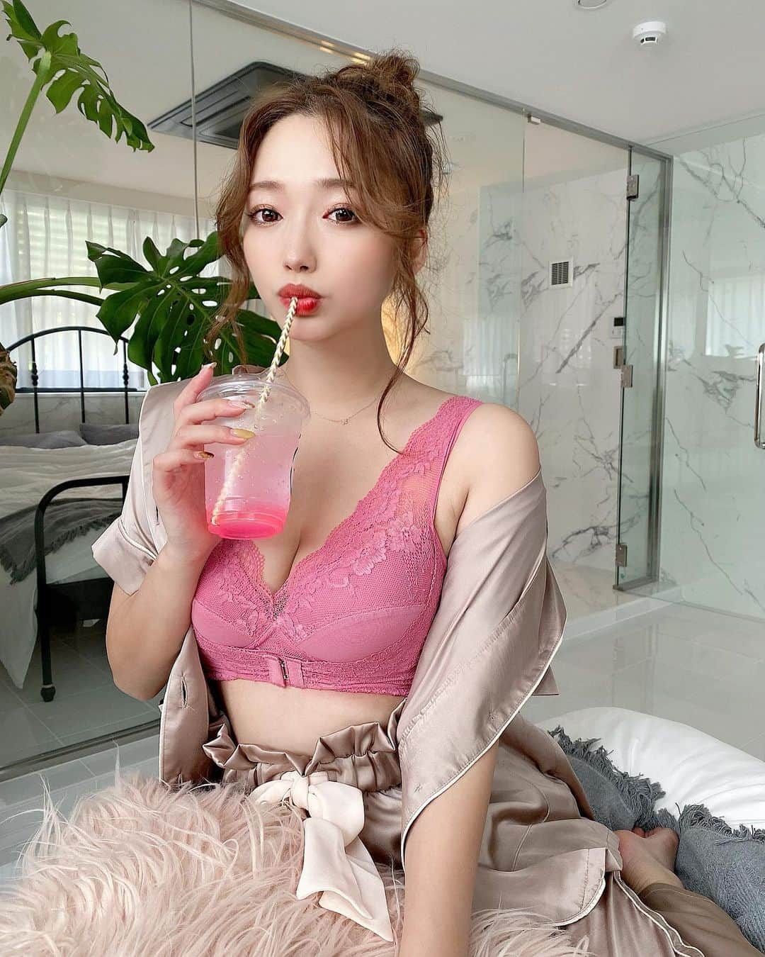 のインスタグラム：「. #ルルクシェル の新色ゲットしたから 撮ってもらった☺️✨ @lulukushel 色味はローズピンク🌹 ピンク系はあまり着ないけど 下着とかには取り入れたい🥴 . パジャマは最近発売された @emella_tokyo 😻 細かいところが他にないデザインで 可愛い〜💗 着心地もバツグン🥰 . ルームウェアとかナイトブラとか 家の中だけかもしれんけど そこにも拘って可愛いの着てたいよね💗 . #ルームウェア #ルームブラ #ナイトブラ #くつろぎ育乳ブラ #育乳ブラ #育乳 #部屋着 #lulukushel #roomwear」