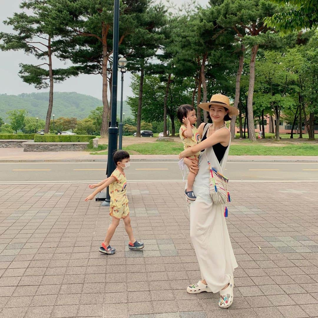 イ・ヒョニさんのインスタグラム写真 - (イ・ヒョニInstagram)「🍍🍍 어깨가 빠질것 같지만 괜찮아☺️ #그래도나오니좋다 #재밌게놀다가자」7月31日 20時28分 - lee.hyunyi