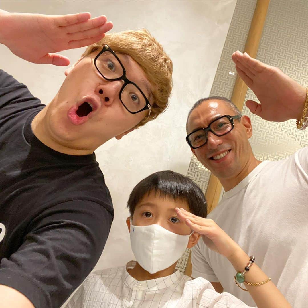 HIKAKINのインスタグラム：「本日は市川海老蔵さんとヒカキンTVにてコラボさせて頂きました！🦐🎉そして海老蔵さんのYouTubeチャンネル【EBIZO TV】でもコラボさせて頂いてます！ 是非どちらもご覧下さい😎🦐」