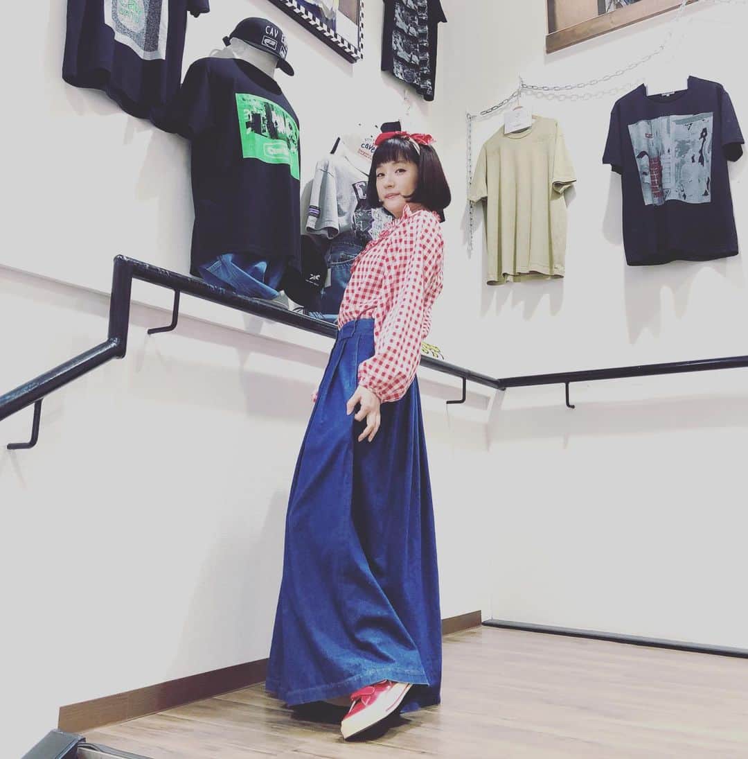 千秋さんのインスタグラム写真 千秋instagram という訳で本日と先週の3色ショッピングのコーデはこちらとこちら テーマは テーマパークのキャストさん と 孫と遊ぶどうしても日焼けしたくないおばあちゃん Death 3色ショッピング ヒルナンデス 日テレ