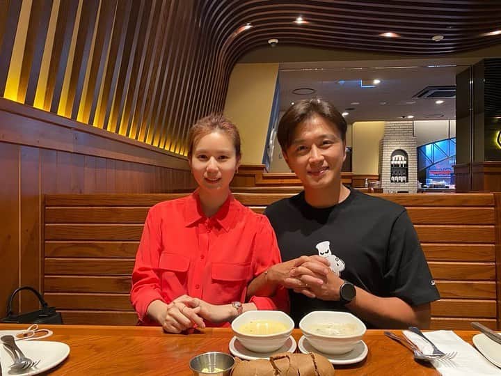 パク・シウンのインスタグラム：「#결혼5주년 😍 #내사랑 #철부지 #든든한 #짝꿍 #평생 #지금처럼만 🙏 #고마워 #그리고 #사랑해 #😘 #Photo by 딸래미~😁💕」