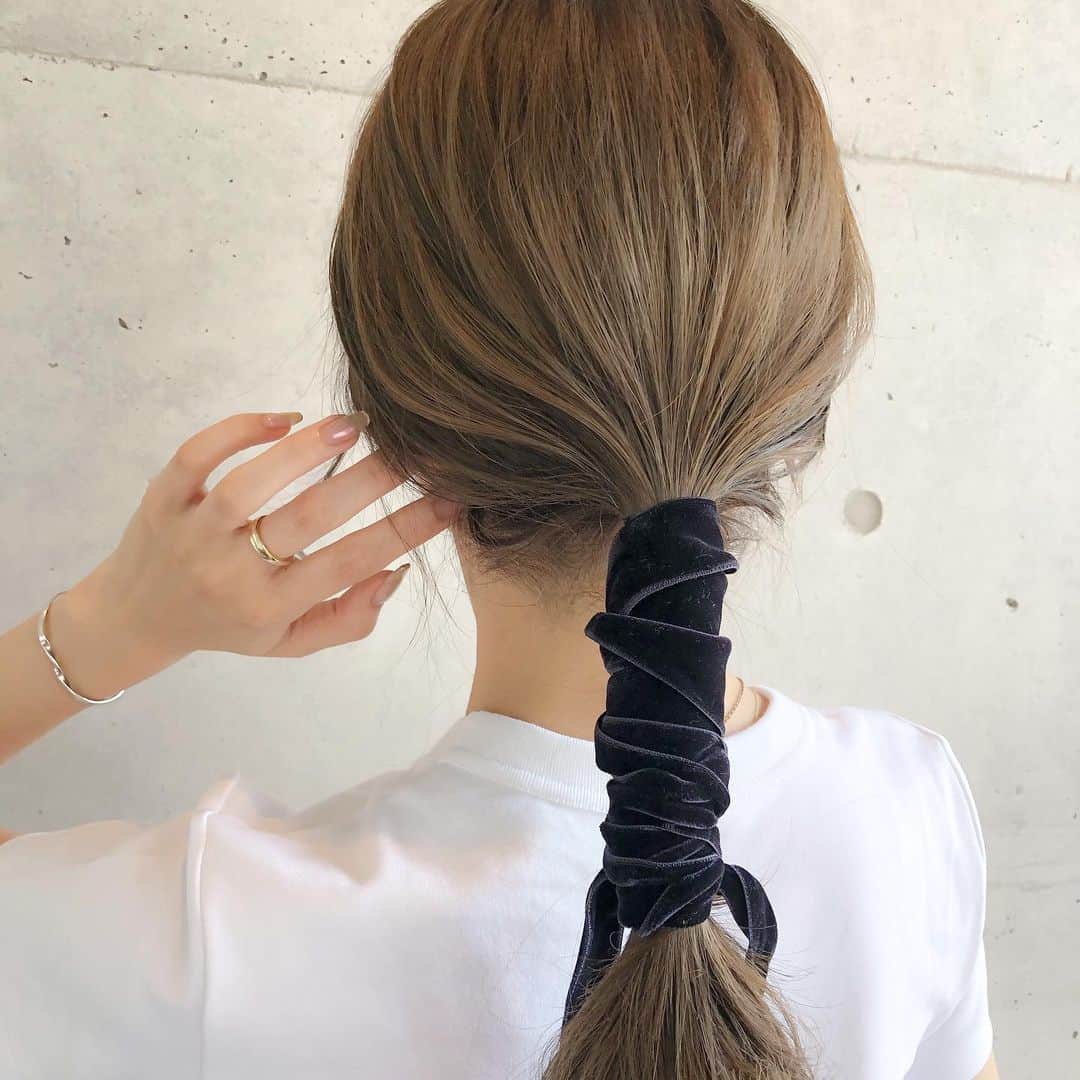 のインスタグラム：「. . 夏っぽくクリアベージュとnavyを 🐋🤍 適当に巻いただけで白Ｔもお洒落に ◎ 髪色が可愛いけん結ぶだけで可愛いのだ （＾_＾） . . #hamada_hair」