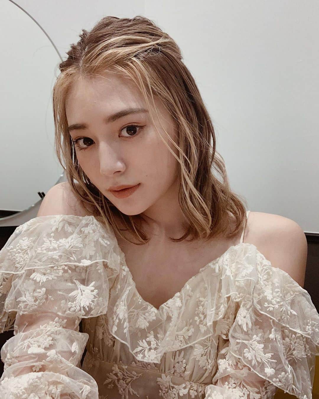 浪花ほのかのインスタグラム：「今日のメイク〜👩🏻💄  オレンジメイクで統一感を出したメイクなのだけど、久しぶりに使ったコスメ投稿しておくね〜！ チークとリップは似た色味を使ってお目目はパールでキラキラに👀👀  そして今日もPOP学園ありがとうございました！！🖤」