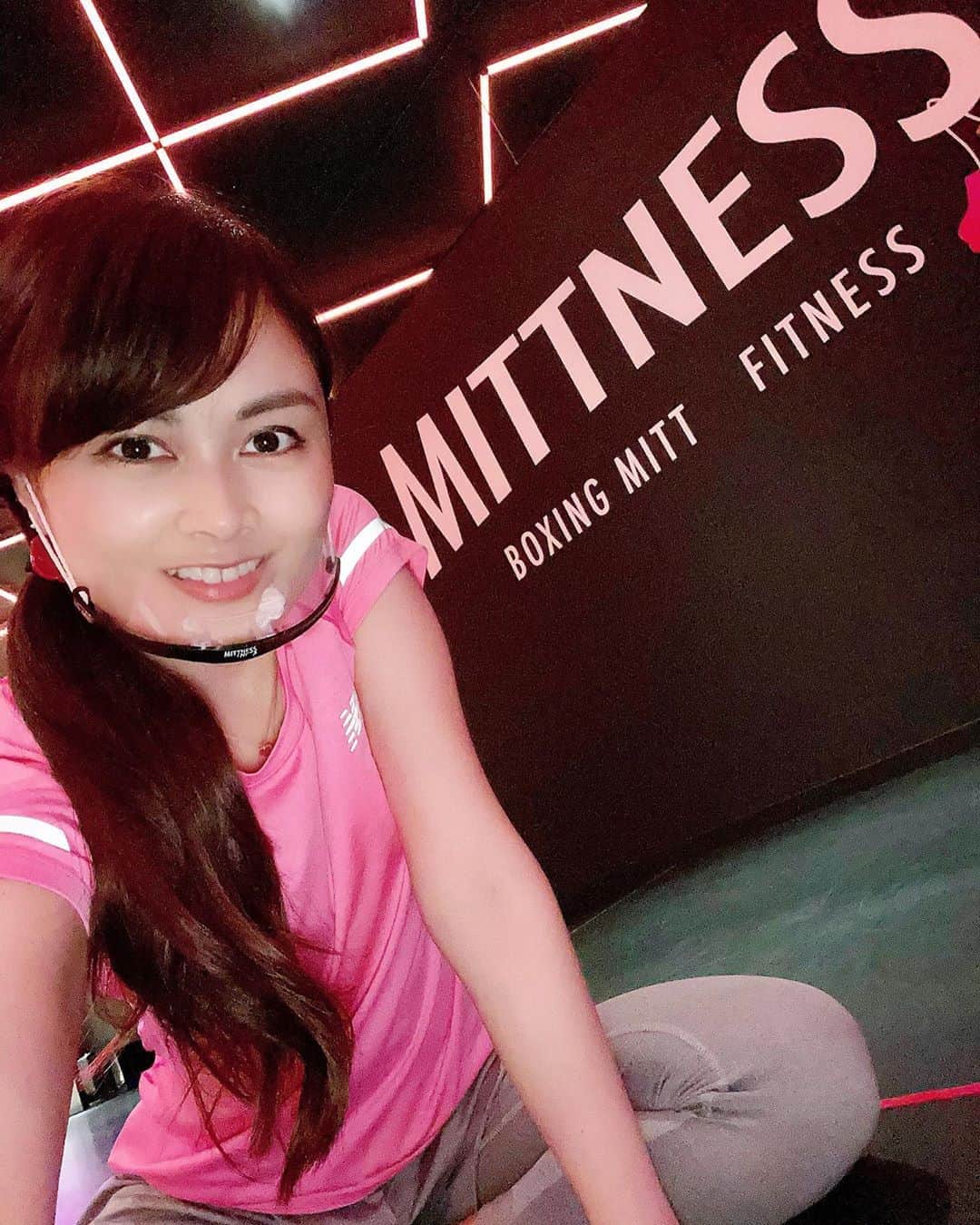のインスタグラム：「昨日 @mittness_official 行ってきたー😊✨﻿ 昨日はボクササイズじゃなくて、﻿ ストレッチメインの﻿ レッスンだったんだけど、﻿ 呼吸が整ったし、﻿ 体の隅々まで伸ばして気持ちよかった❤️﻿ またこのレッスン出よ😍❤️﻿ ﻿ 透明マスクも苦しくなかったし、﻿ 除菌スプレー配ってくれたり、﻿ ここまで感染対策してくれると﻿ 安心できるわー🥰🥰🥰﻿ ﻿ ミットネスは﻿ ボクササイズはキックがあったり﻿ 全身動かすんだけど、﻿ ハードというよりダンス感があって﻿ 女性に合ってると思うし、﻿ こういうストレッチ系のレッスンもあるから、﻿ 今日はあまり動きたくないなとか﻿ 神経が興奮してるから﻿ ゆったり動きたいなっていう気分の時も﻿ レッスンでれるし﻿ このバランスがすごくいい〜🥰💕﻿ ﻿ #ミットネス﻿ #mittness﻿ #ワークアウト﻿ #ワークアウト女子﻿ #フィットネス﻿ #ボディメイク﻿ #gym﻿ #pr﻿ #workout﻿ #bodymake﻿ #fitness﻿ #ボクササイズ﻿ #boxercise﻿ #キックボクシング」