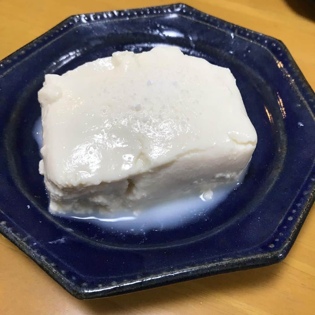 村田毅のインスタグラム：「‪【とうふ処 三河屋】‬ ‪その名の通り、日野の老舗豆腐屋さんです。 . ‪スーパーで買う豆腐も美味しいけど、もう全然一味も二味も違う。 .‬ ‪これは、説明不要。‬ . ‪超オススメです📣 . . . そして、なんと、コロナ期にちびちびと投稿してましたこの企画、ムラタシュラン【日野市の美味しい物紹介】ですが、チームの広報担当の方から、チームでやろうよって話になりまして、これからはそちらに吸収合併されることになります。 . 半沢直樹風に言うと、議決権の過半数以上の株式を電脳雑伎集団が手にしたので、スパイラルの経営権は電脳に譲ることになります。（ただそれっぽいこと言いたいだけ） . . ということで、僕個人の地元の美味い物紹介は終わりますが、これからも日野市のチームの選手として、日野市の美味しい物をたくさんの人に知ってもらえるように応援し続けて参りたい所存でございます！ . . ‪#ムラタシュラン‬ ‪#日野市の美味いもん紹介‬ ‪#ついに最終回‬ ‪#なんと‬ ‪#この企画がチームの広報担当に採用されました‬ ‪#次からはチームのアカウントで #これからはチームメイトが地元の飲食店を紹介してくれるよ .‬ ‪#ToBeContinued‬」