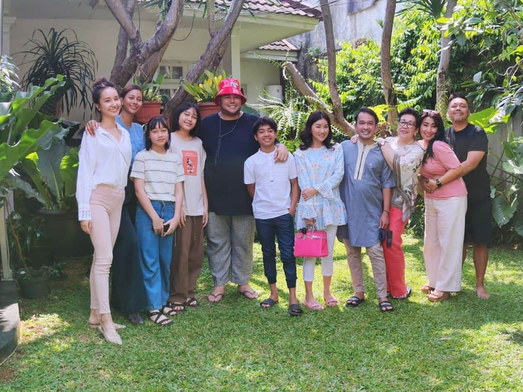 Ivan Gunawanさんのインスタグラム写真 - (Ivan GunawanInstagram)「. “ These are people in my life who are close to my heart. Who bring out the best of me. Who smile, laugh and celebrate with me no matter what. I called them family “  Happy Eid Adha from my family to yours  . . #ivangunawan #familycomesfirst #eidadha2020 #celebration #kumpulkeluarga」7月31日 20時50分 - ivan_gunawan