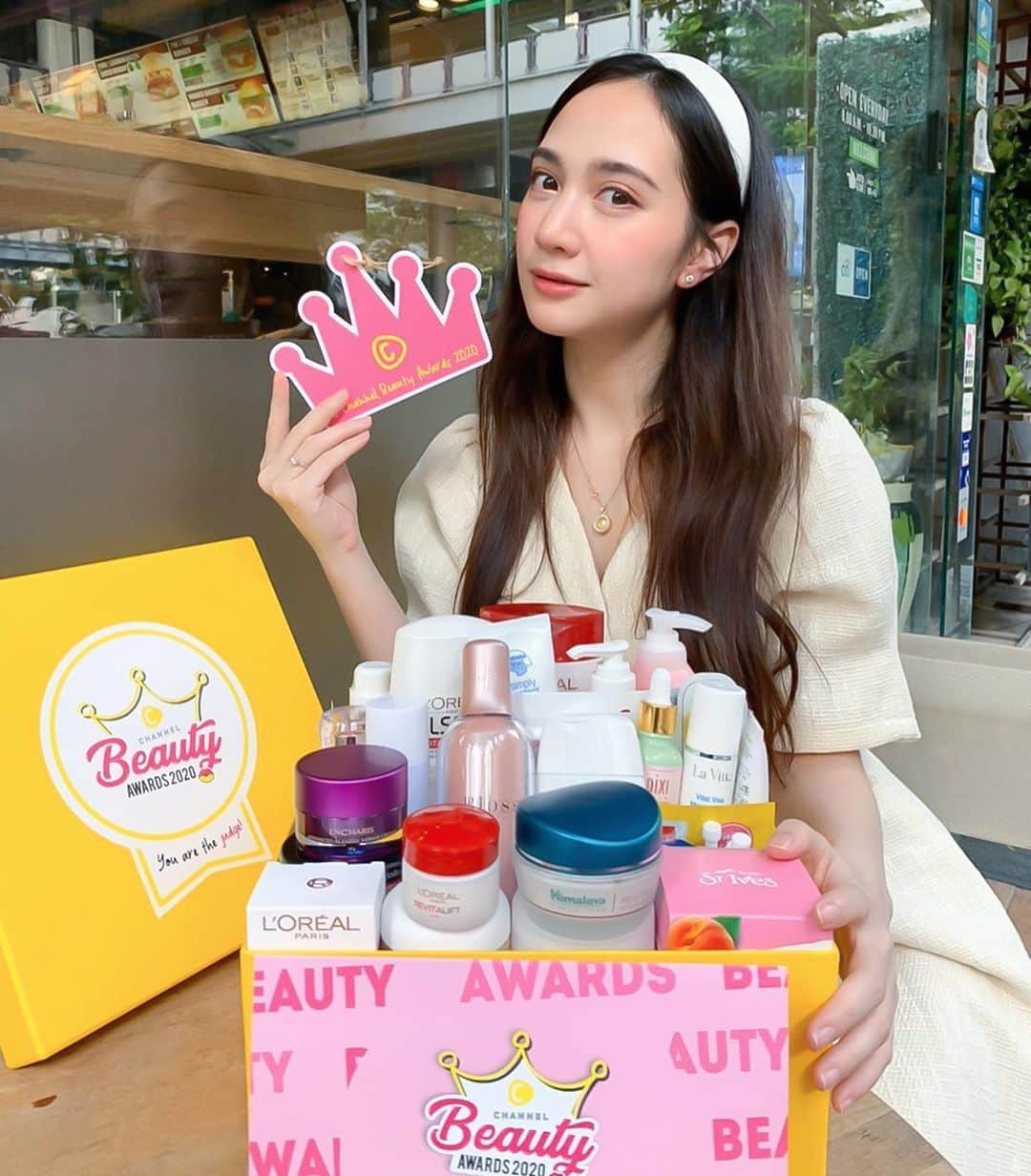 のインスタグラム：「หญิงได้รับสกินแคร์มาเยอะมาก มีแต่ตัวที่อยากได้ อยากลอง ใครสาวกสกินแคร์ห้ามพลาดเลยนะคะ และยังได้ร่วมเป็นกรรมการของ c channel beauty award 2020 อีกด้วย #ccba2020 ✨💖」