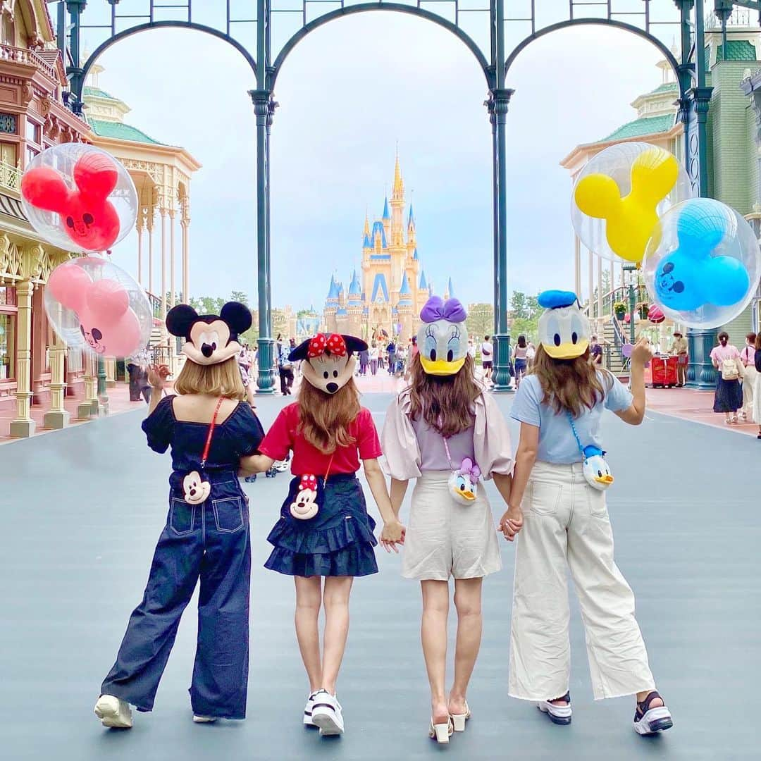 小沼瑞季さんのインスタグラム写真 - (小沼瑞季Instagram)「🐭🎀🏰🌈✨﻿ ﻿ 昔から仲良しな4人で﻿ ファンキャップかぶって﻿ ミッキーフレンズコーデ🥰❤️﻿ ﻿ 人の少ないワールドバザールで﻿ こんな素敵な写真が撮れたー❣️﻿ バルーンも人数分買ったんだ〜🎈🌈﻿ ﻿ 大人数でこういう写真撮ること﻿ なかなかないからとっても新鮮でした🧸🎀﻿ ﻿ ちなみに動画も撮ったよ😍お楽しみに💖﻿ ﻿ ﻿ #tokyodisneyland#disneyland#tdl#disneyig#東京ディズニーランド#ディズニーランド#ミニーちゃんコーデ#ミニーちゃん#待ち時間#ミッキーコーデ#ミッキーバウンド#ドナルドコーデ#デイジーコーデ#ドナルドバウンド#デイジーバウンド#シミラールック#ファンキャップ#おそろいコーデ#みいきディズニー🏰💞」7月31日 20時48分 - mizukikonuma