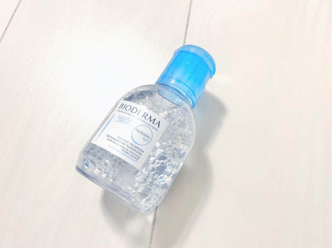 双葉凛乃さんのインスタグラム写真 - (双葉凛乃Instagram)「💧﻿ ﻿ お気に入りクレンジングウォーター﻿ BIODERMA / Hydrabio エイチツーオー﻿ ﻿ ﻿ 拭き取るタイプのクレンジングは好きじゃないんだけど、﻿ とにかく肌が重くて外出先でサッとメイクを落としたい時に使ってる✨﻿ 一番小さいボトルならそこまで邪魔じゃないし！﻿ 敏感乾燥肌向けだから、使い終わった後もしっとり~﻿ ﻿ 一応この後そのままスキンケアでOKらしいけど﻿ 拭き取りに対する信頼が薄いのでちゃんと洗顔してる🥺笑﻿ ﻿ ﻿ ﻿ ﻿ ﻿ #お気に入りコスメ #お気に入りスキンケア #おすすめスキンケア #スキンケア #skincare #BIODERMA #ビオデルマ #水クレンジング #拭き取りクレンジング #おすすめコスメ」7月31日 20時59分 - oo_nemunemu_inu