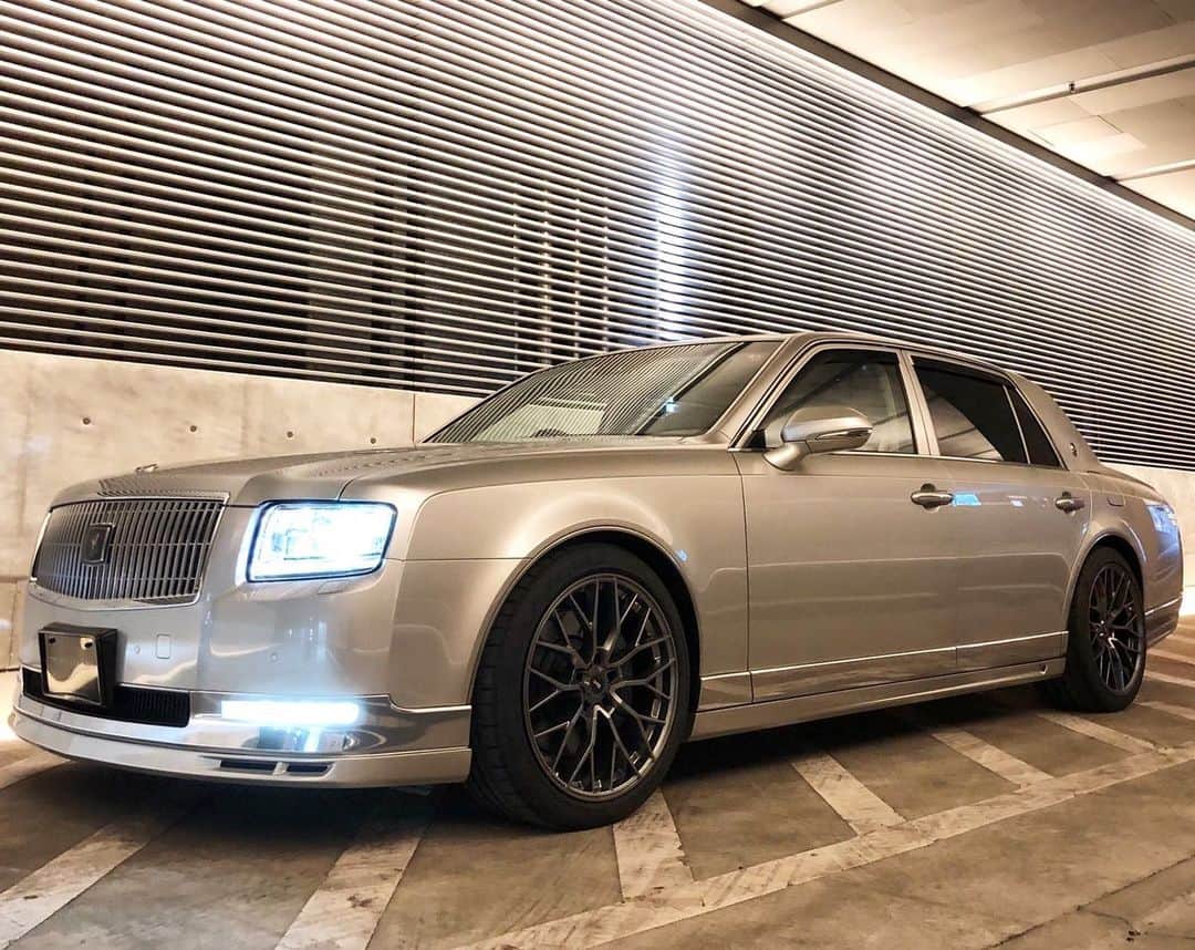 のインスタグラム：「TOYOTA CENTURY  Model code: DAA-UWG6  Bodykit :  ARTISAN SPIRITS SPROTSLINE BLACK LABEL @ARTISAN_SPIRITS  Lowering kit : @office_k_tokyo  contact : www.artisanspirits.co.jp  USA contact : #evasivemotorsports #butlertire #ravspecjdm  Canada contact : #advanced_auto_performance  #ottoautoservice  Taiwan contact : #車庫小舗  Hong kong contact : #nigeljdmparts  Russia contact : #suvproject  Indonesia  contact : #premierautowerkz  Philippine contact : #jworksunlimited  Bahrain contact : #kanooperformance  Saudi Arabia : Kazakhstan : Riyadh : contact : #ksawheels  #artisanspirits #artisan #as #asms #Japan #アーティシャンスピリッツ #アーティシャン　 #blacklabel #toyota #toyotacentury  #century #トヨタ  #トヨタセンチュリー #センチュリー #vip #vipcar  #トヨタグラム」