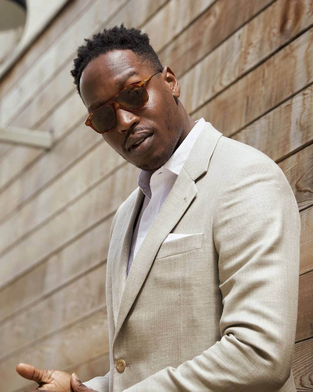 ハケットのインスタグラム：「Introducing: our classic aviator sunglasses with a Hackett twist. What could be better? Style it out this summer like @bola_o_ and add this must-have accessories to your new season wardrobe. #STAYHackett」