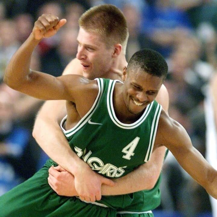 FIBAさんのインスタグラム写真 - (FIBAInstagram)「A night in 1999 no Zalgiris fan will forget! 🏆🇱🇹  📺 16:00 GMT on YouTube.com/FIBA & Facebook.com/FIBA」7月31日 20時53分 - fiba