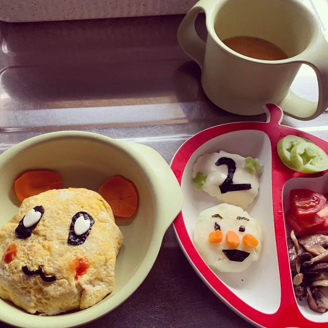 加藤千恵のインスタグラム：「息子、今日で2歳。「もう2歳！」とも「まだ2歳……！」とも思える。 低クオリティな誕生日ごはん（＆ホットケーキ。こっちは1/4あげた）、テーブルで撮ったほうがまだマシだとわかっているけど、テーブルに置いたら「たべるうううう」と絶叫されるのが目に見えているので、その前に撮りました。食欲のかたまり。 生後まもない頃とは、もはや別人。」