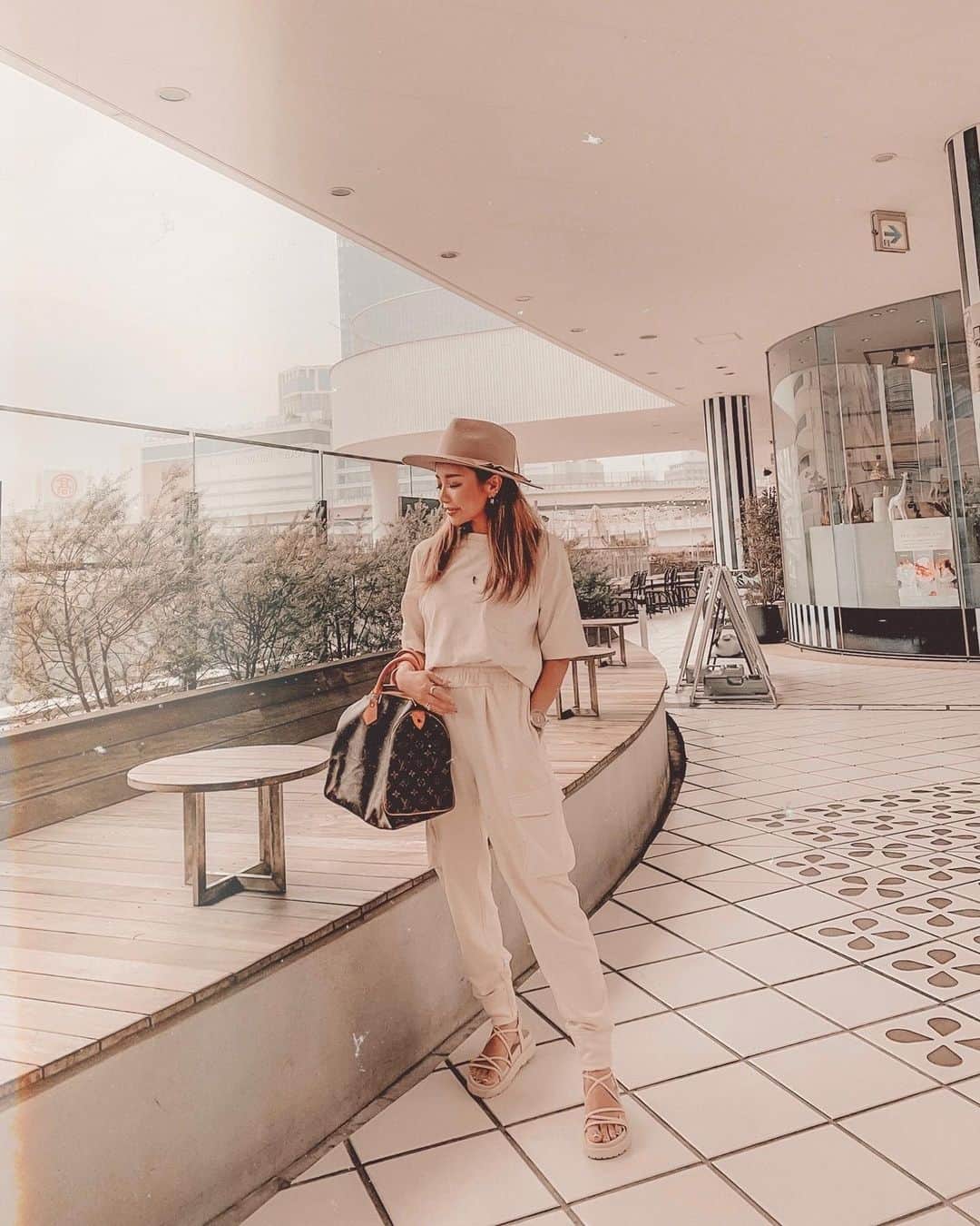 のインスタグラム：「🌿 . . ホワイトコーデ🤍🤍🤍 サンダルが履きやすいし可愛すぎるよー っていう写真です！ @haluca_select で 今日再販したのでぜひgetして✨」