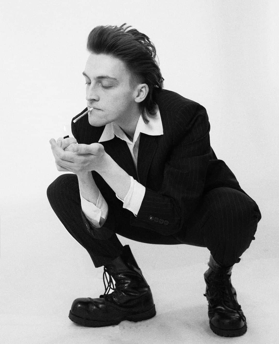 アンダーグラウンドのインスタグラム：「Joe wears the Original Steel Cap Commando Boot. The Commando is the 10 eyelet option from the Steel Cap collection, introduced in the late 1980's and to date remains one of the all time best sellers at Underground. Available in black  leather as well as the Burgundy and Navy Rub off leathers that were introduced by Underground. Algender and available from our online store and from selected global stockists.⁠ ⁠ ⁠ ⁠ #UndergroundEngland #UndergroundShoes #Underground #SteelToe #SteelToeBoots #SteelCaps #SteelCapBoots #LaceUpBoots #algender #Comabtboots #militaryboots #grungeboots #Steelcapboots #steelcaps #combatboots #grungeboots #militaryboots #leatherboots」