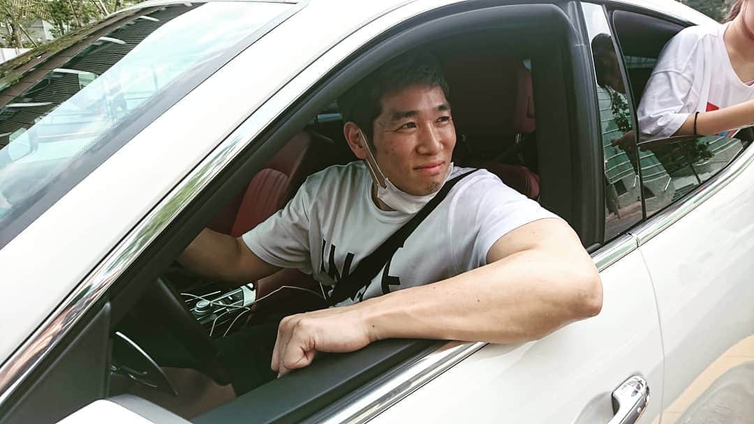 松本康太さんのインスタグラム写真 - (松本康太Instagram)「国立競技場周りをウオーキングしていたら「まっちゃ～ん♪」と呼び止める声が！娘さんのスケート教室のお迎えに来ていたレイザーラモンHGさんだった♪  #東京オリンピック2020 #東京オリンピックパラリンピック #レイザーラモンhg さん#国立競技場 前でバッタリ#レギュラー松本 #あるある探検隊 #ウオーキング #シティーウオーク #ウォーキング」7月31日 21時00分 - aruarutankentai.matsumoto