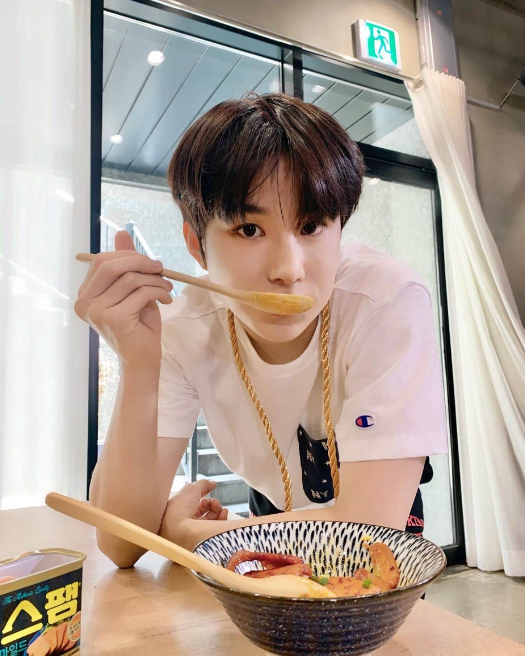 NCT 127さんのインスタグラム写真 - (NCT 127Instagram)「🐶🥄🍚🥓  https://youtu.be/NiNjemHq6TY  #NCT127 #JUNGWOO #금손문선생의_최고의요리비결 #금손문선생 #탤스팸동 #채널NCT #채널엔시티」7月31日 21時00分 - nct127