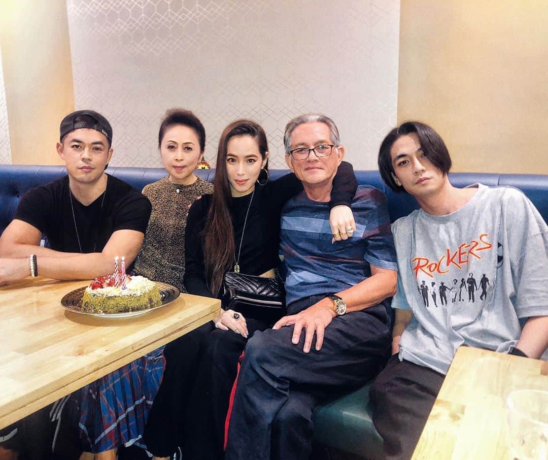 アリッサのインスタグラム：「la f a m i l i a . x」