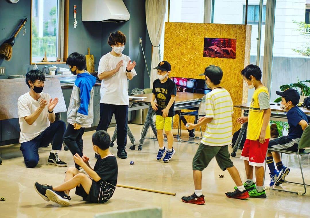 石田太志のインスタグラム：「I taught footbag to students at @daikanyama_tc. ･ #footbag #taishiishida #soccer #follow #worldchampion #performance #performer #instagramer #hackysack #tokyo #daikanyama #student #workshop」