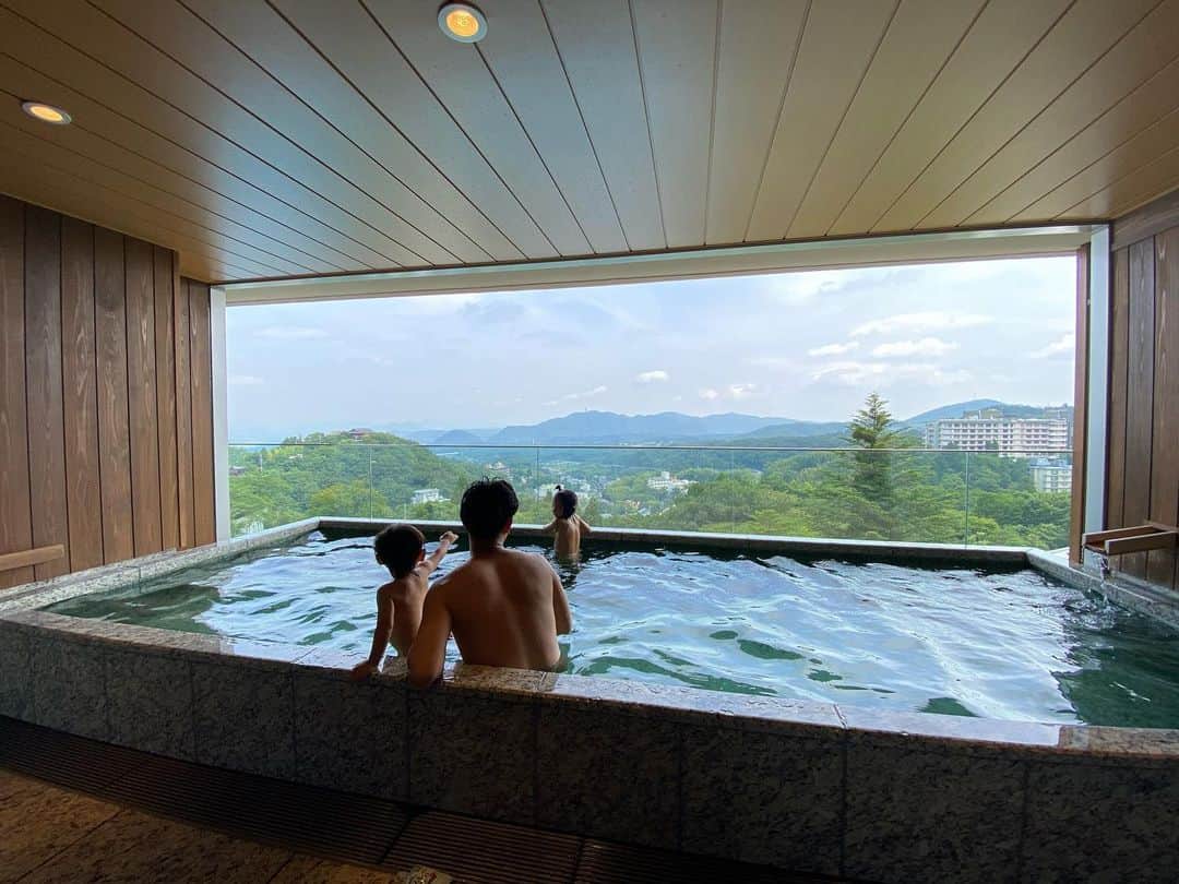 平山美香のインスタグラム：「daddy BD trip ❤️ その１ 主人のお誕生日は有馬温泉へ♨️ 半露天の銀泉風呂と銀泉プールが付いたお部屋で朝から晩まで好きな時間に入りたい放題♨️ 家族全員で楽しめました♨️ 次男はテンション上がったのか、少しずつ歩き始めました♨️  #12回目の誕生日 #bdtrip #有馬温泉 #お部屋プール」