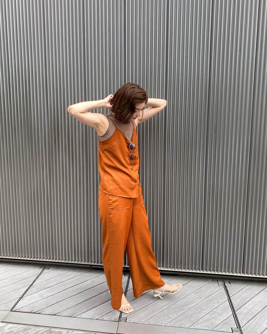 小濱庸子のインスタグラム：「オレンジブラウン🧡 ブームは洋服にまで👗 トップス：　@gu_for_all_  ボトムス：　@gu_for_all_  インナー：　@mercuryduo_com  guのこのパンツのよさは、ポケットがついてる！！で、ベルトループがついてて、ベルトラインがきれいだから、inしてもかわいい！！ #fashion #ファッション #gu #ジーユー #ジーユー購入品 #gu購入品 #プチプラコーデ #高見えコーデ #カジュアルコーデ #163cm #ootd #インナー #セットアップ #セットアップコーデ #休日コーデ」