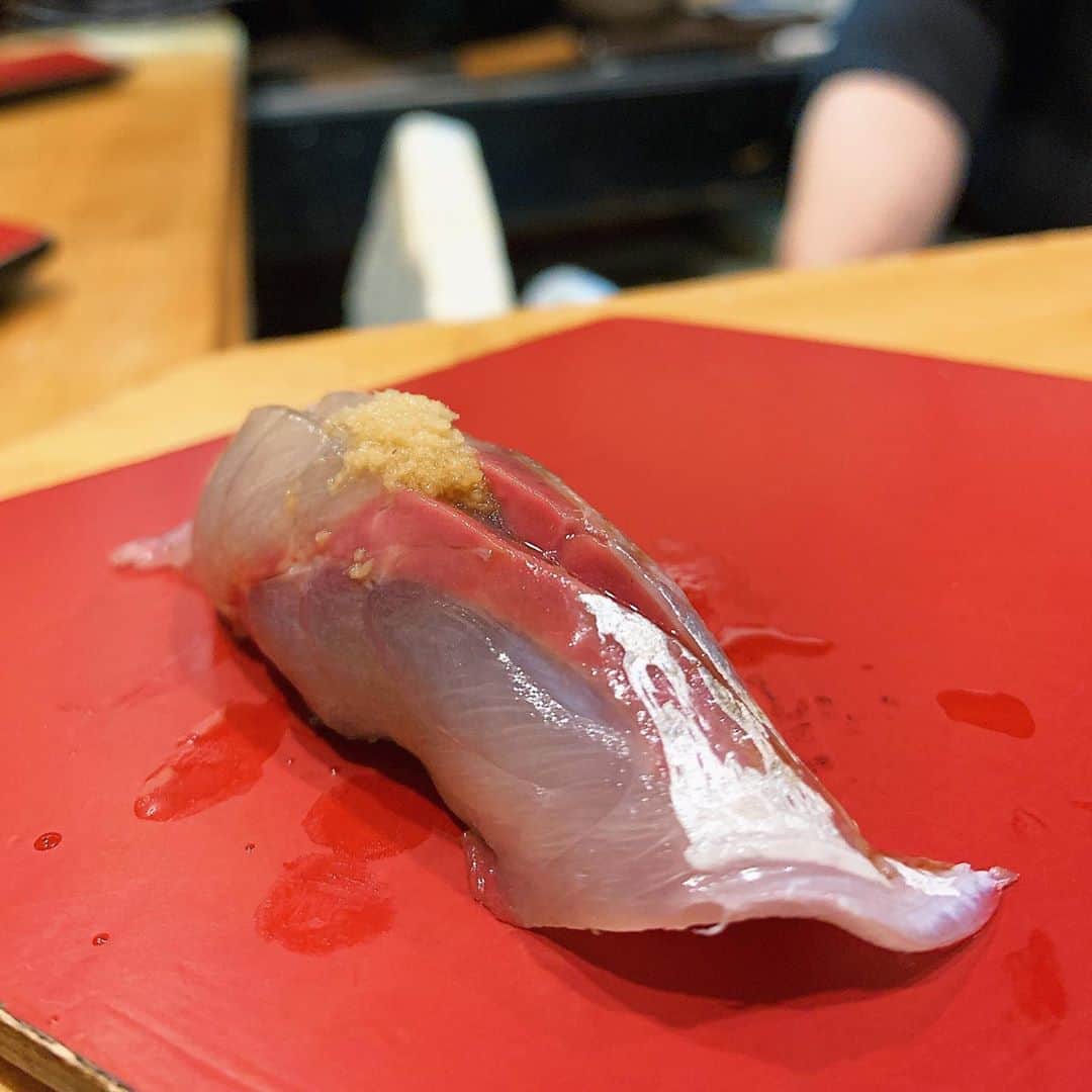 karen okajimaさんのインスタグラム写真 - (karen okajimaInstagram)「ㅤㅤㅤ  ㅤㅤㅤ  墨やさん🍣 イカ墨を使ったシャリが人気で 食べてみたくて行ってきたー！！ イカ墨がまろやかで美味しかったー🥰  イカちゃんも水槽からとってすぐさばいた イカちゃんやからコリッコリやねん🦑  季節によってイカの種類がちがうらしい💁‍♀️ 美味しかったです〜💓 コスパもめちゃくちゃ良いから予約が 全然とれないんやけどまたとれたら行きたいな😇✨  ㅤㅤㅤ  #墨や #すみや #イカシャリ #心斎橋お寿司 #なんばお寿司 #お寿司 #お鮨 #大阪グルメ #大阪お寿司 #大阪お鮨 #グルメ岡島 #岡島かれん #イカ #イカ墨」7月31日 21時05分 - karenokajima0318
