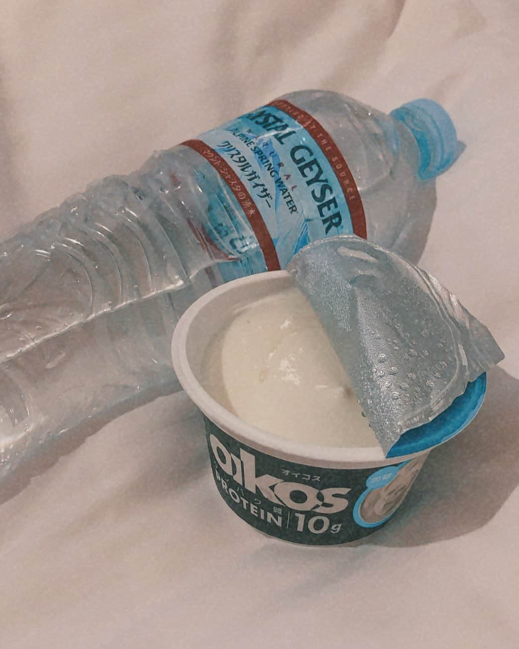 西本ヒカルのインスタグラム：「・ ★トレーニング中食べてるもの紹介☺︎ ・ おやつにOIKOSヨーグルト◎ 脂質0で、 タンパク質が豊富で美味しい💛 ギリシャヨーグルトなので、 濃厚さがクセになります☺️ ・ ・ お水は、一日約２リットル 飲むように意識してます🐳」