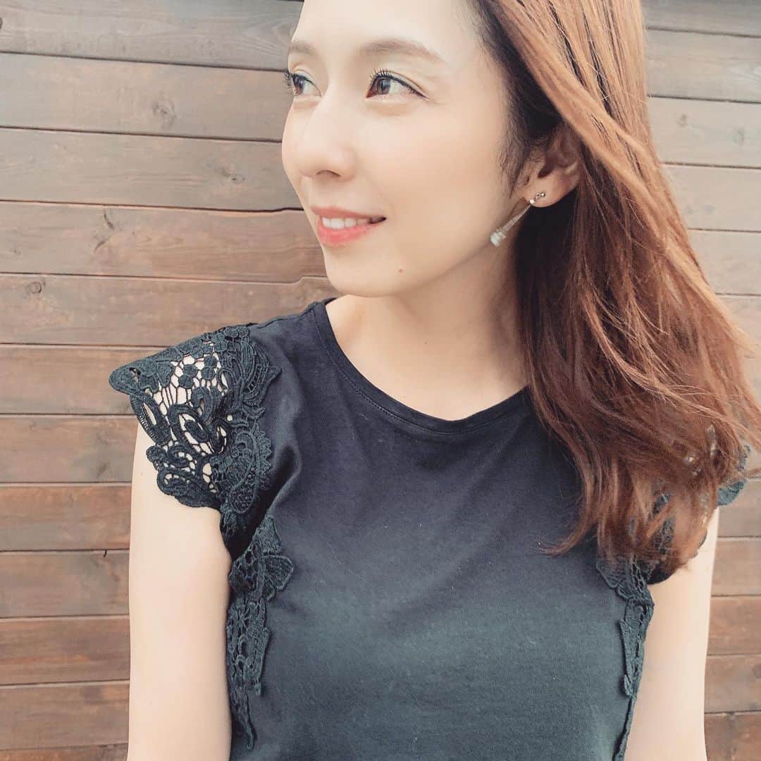 若林翔子のインスタグラム：「. . お団子はずしたら一生懸命コテで巻いた時よりもいい感じになったよ😳  . #ヘアスタイル　#ミディアムヘア #ロングヘア　#勝手に巻き髪」