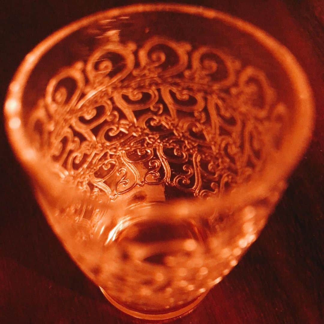 宮澤崇史のインスタグラム：「CINZANO 80’s And antique glass 80年代のCINZANO、美味しいと思う味の世界共通感を感じた アンティークグラスも最高 #cinzano #cinzanorosso #antiqueglass」