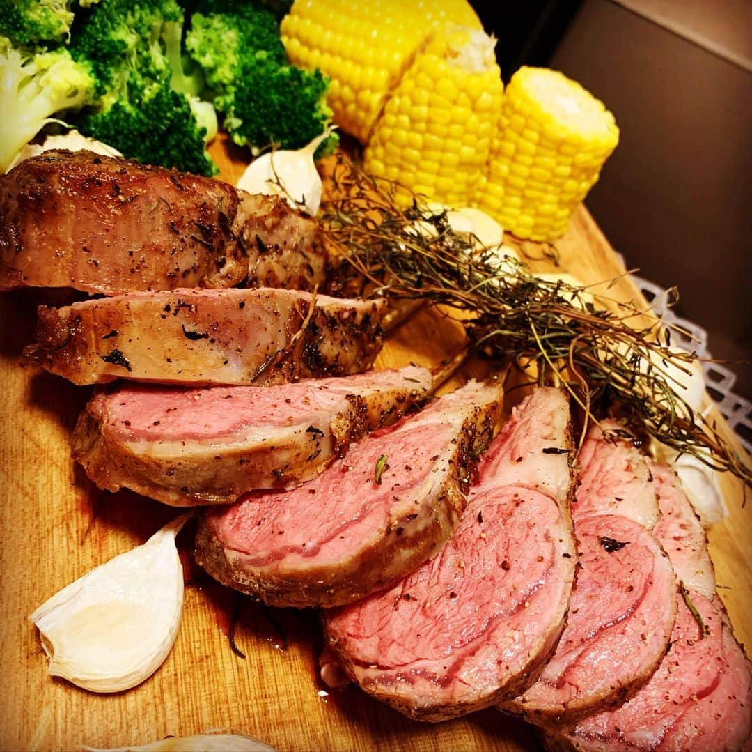 小堀ケネスさんのインスタグラム写真 - (小堀ケネスInstagram)「Cooked Garlic Rubbed Lamb Chops crusted with Truffle Salt, Rosemary and Thyme.  I should have made more😜  今夜はパパ料理。ロスマリーガーリックラムチョップを作りました〜！😋　鬼ママとディーン君が喜んで完食。嬉しい〜😊  #notdrunk #daddycooking #lambchops #littledean #mommy #happy #鬼ママ#ディーン君　#満足　#パパ料理 #作りがいある   @mariakamiyama」7月31日 21時10分 - kenkob0903