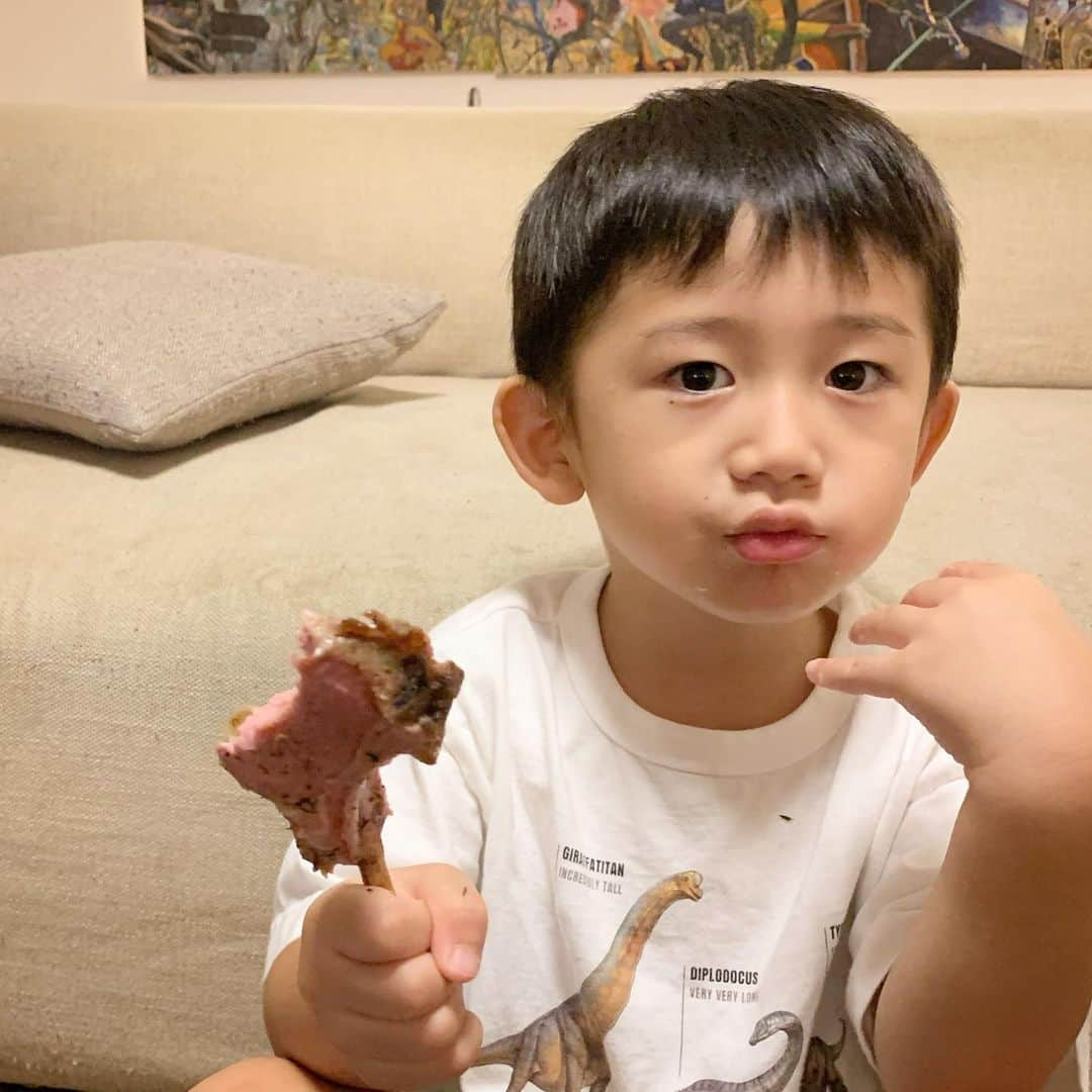 小堀ケネスさんのインスタグラム写真 - (小堀ケネスInstagram)「Cooked Garlic Rubbed Lamb Chops crusted with Truffle Salt, Rosemary and Thyme.  I should have made more😜  今夜はパパ料理。ロスマリーガーリックラムチョップを作りました〜！😋　鬼ママとディーン君が喜んで完食。嬉しい〜😊  #notdrunk #daddycooking #lambchops #littledean #mommy #happy #鬼ママ#ディーン君　#満足　#パパ料理 #作りがいある   @mariakamiyama」7月31日 21時10分 - kenkob0903