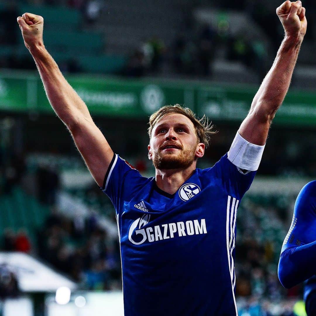 シャルケ04さんのインスタグラム写真 - (シャルケ04Instagram)「🔵 𝓔𝓲𝓷 𝓛𝓮𝓫𝓮𝓷 𝓵𝓪𝓷𝓰 ⚪️ 💙 = Alles Gute für die Zeit nach der Profi-Karriere, @benwedes! 🤗 . . 💙 = All the best for the time after your professional career, Bene Höwedes! 🤗 . . #Schalke #S04 #Knappen #Football #Soccer #WirLebenDich #🔵⚪️ #GoodLuck」7月31日 21時11分 - s04
