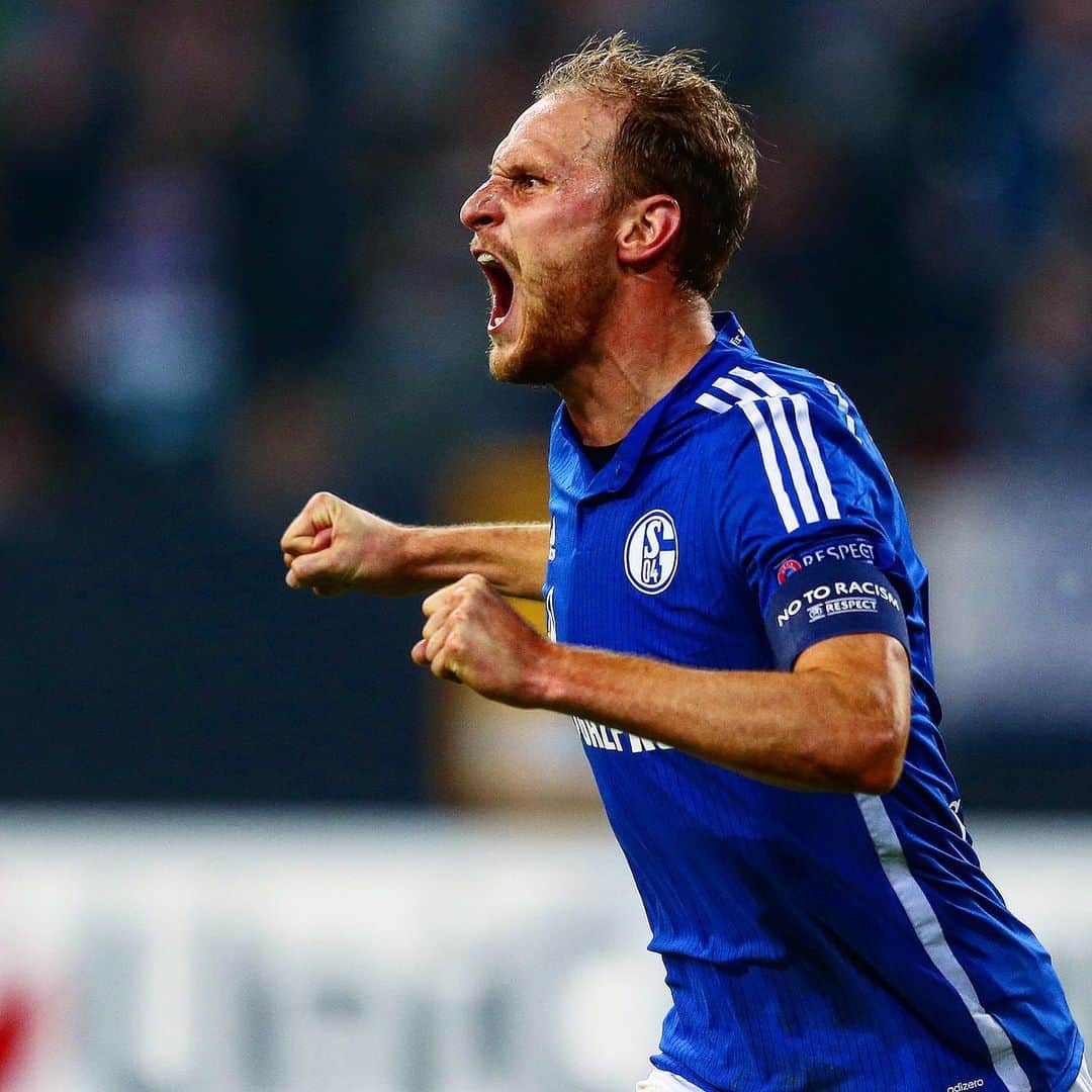 シャルケ04さんのインスタグラム写真 - (シャルケ04Instagram)「🔵 𝓔𝓲𝓷 𝓛𝓮𝓫𝓮𝓷 𝓵𝓪𝓷𝓰 ⚪️ 💙 = Alles Gute für die Zeit nach der Profi-Karriere, @benwedes! 🤗 . . 💙 = All the best for the time after your professional career, Bene Höwedes! 🤗 . . #Schalke #S04 #Knappen #Football #Soccer #WirLebenDich #🔵⚪️ #GoodLuck」7月31日 21時11分 - s04