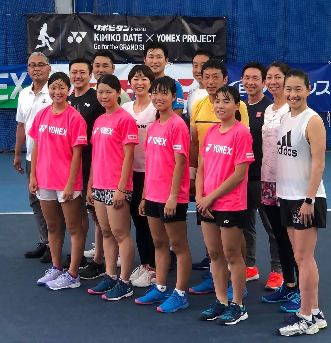 伊達公子さんのインスタグラム写真 - (伊達公子Instagram)「リポビタンPresents 伊達公子×YONEX PROJECT 6回目ジュニアキャンプ2日目 タフな2日間をジュニアたちは最後まで筋肉痛も出ている中やり切ることができました。 目に見える変化の連続でサポートする側の私たちも嬉しくなりました！ この2日間で取り組んだことをコツコツと継続する力を見せてほしいです。 #伊達公子 #kimikodate #テニス #テニスプレーヤー #テニスプレイヤー #tennis #tennisplayer #instatennis #スポル品川大井町 #yonex #yonexjapan #yonextennis #yonexproject #リポビタン #大正製薬 #emsystems #emシステムズ #ジュニアキャンプ #2日目」7月31日 21時13分 - kimiko.date