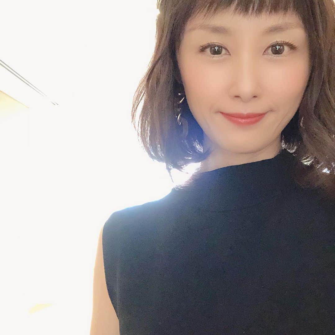 山口もえのインスタグラム：「さぁ！！今日もお仕事がんばるぞ❣️ ピンマイクつけて気合を入れると 鼻の穴がふくらむ👃 ・・・な訳ないよね🤣🤣🤣 #movies#TV#気合いは大事  #でも#うまく話せなくて #よく落ち込む#笑」