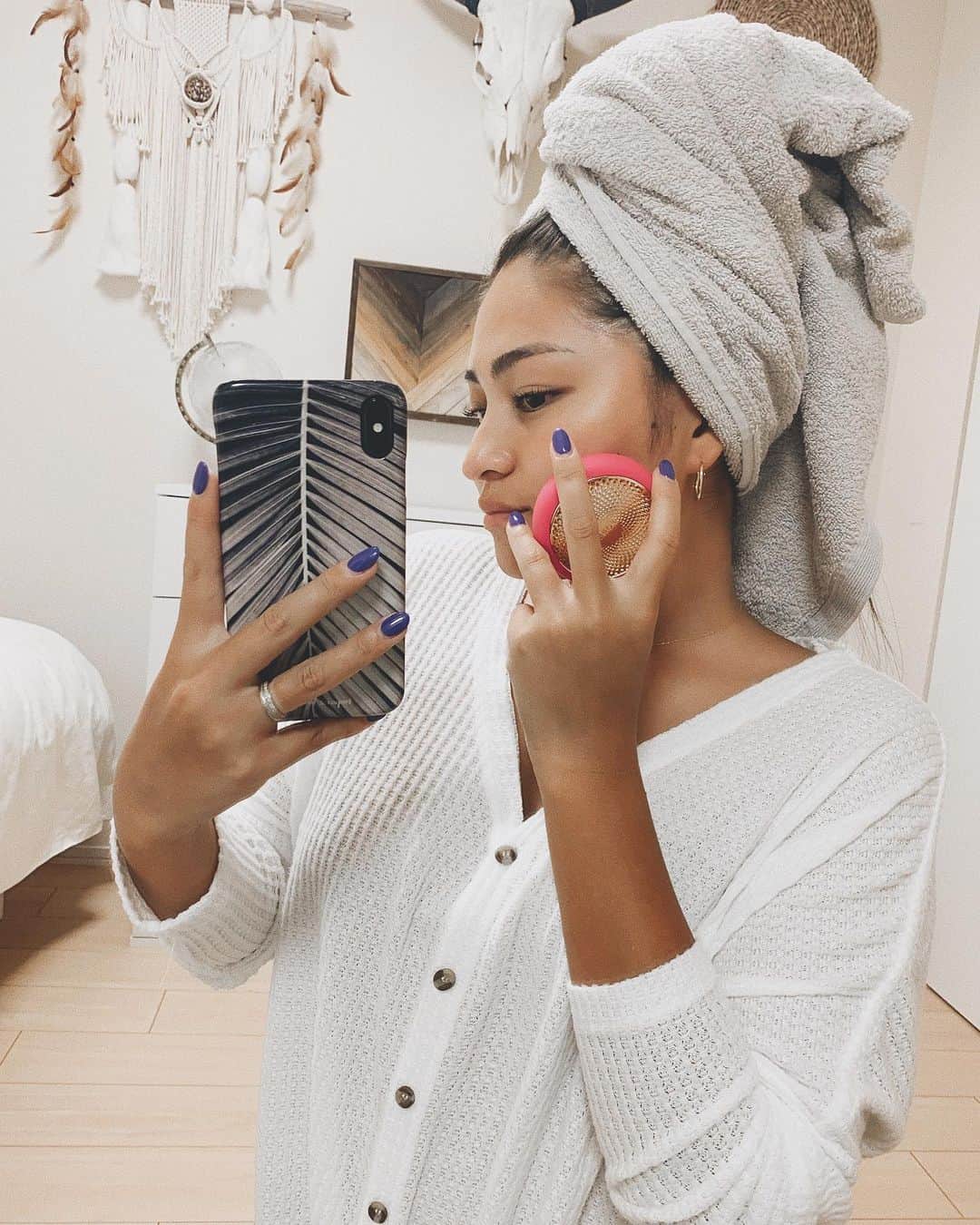 のインスタグラム：「. . 初めての美顔器🧖🏾‍♀️💜 . 見ての通り天サロで(地黒だから吸収率抜群w) 真っ黒になり歳も歳なので顔面を労わろうと🙄 . @foreo_jp のUFOをGET🛸💜 . UFOの美顔器はオリジナルの専用美容液たっぷりな シートマスク付けてわずか90秒トリートメントで済む せっかちな私にはピッタリな美顔器✌🏾💜w . 90秒だけどもちろん繰り返し使えるよう❤️ . 段々暖かくなってから 段々と冷んやりしていくの🧖🏾‍♀️ めっちゃ気持ちいいんですこれが✨ . 90秒だから化粧前にも使ってるんだけど 使うと使わないじゃ化粧乗り全く違う！！ . 小さい美顔器だから旅行に持ってくのもオススメだね🙆🏾‍♀️ . UFO美顔器めちゃくちゃオススメです🧖🏾‍♀️💜🤍 . . . . #メイク#スキンケア#パック#美容#美顔器#時短メイク#肌ケア#肌ケアグッズ#日焼け肌#黒肌#毎日メイク#美容液#美容好きさんと繋がりたい#美容マニア#foreosweden#foreoufo#skincare」