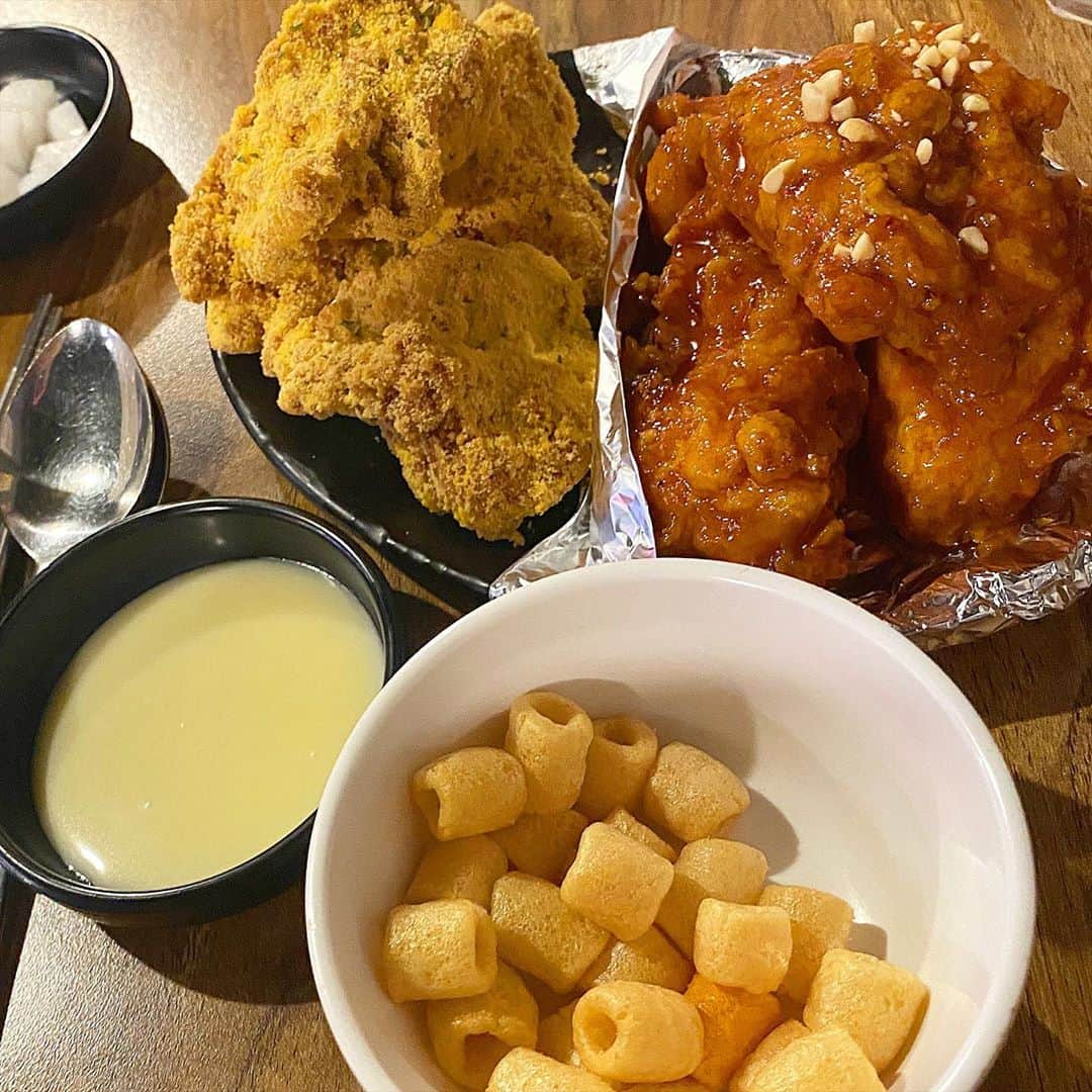 出口結菜さんのインスタグラム写真 - (出口結菜Instagram)「《🐙#難波　#39チキン》﻿ ﻿ 🍗ハーフ&ハーフ中（¥1400+tax）﻿、大（¥2500+tax） ﻿  →追加ソース﻿ 『クリスピー+¥0﻿  ヤンニョム+¥100 ﻿  しょうゆ・激辛+¥200﻿  シュープレーン・スノーチーズ+¥300』﻿ ﻿ ♥️キムチチヂミ（¥890+tax）﻿ ﻿ ﻿ ﻿ ﻿ 難波の千日前にある韓国料理屋さん！！！！﻿ ﻿ ﻿ ﻿ ここのチキンがめっちゃ美味しいの❕❕❕❕﻿ ﻿ ﻿ ﻿ とりあえず、鶏肉が大きい😳😳😳﻿ ﻿ 中のお肉は脂っぽくなくて食べやすい！﻿ けど1つが大きいから、少量でおなかも膨れる！！﻿ ﻿ ﻿ ﻿ ﻿ あとはね、周りの衣がサクサクなの✨✨✨﻿ ﻿ ﻿ 衣も脂っぽくなくて、﻿ めっちゃ衣付きすぎて胃もたれーー！﻿ とかならないから好き！﻿ ﻿ ﻿ ﻿ ﻿ ここのお店は貞野遥香ちゃんとよく？というか、﻿ 2人で“食べたい！！！”ってなって行く🥰💛🧡﻿ ﻿ はるかと行く時は追加のソースは絶対スノーチーズをチョイスします✌️✌️✌️﻿ ﻿ はるかといった時は、﻿ ハーフ&ハーフの中でスノーチーズとヤンニョムのソースをで食べた😉﻿ ﻿ ヤンニョムのソースは辛そうやけど、﻿ 辛いの苦手なはるかでも食べれてたし、﻿ 見た目以上に辛くないから、﻿ 辛いの苦手な人でも、挑戦できる味😳♥️﻿ ﻿ ﻿ ﻿ ﻿ ﻿ ﻿ ﻿ はるかと初めて行ったあと﻿ 美味しかったから6期生の大段結愛ちゃんとも行ったの！！﻿ ﻿ なんかね、その時は久しぶりすぎて、﻿ どんぐらいの量かわかんなくなっちゃって﻿ ハーフ&ハーフの大でクリスピーとスノーチーズのソースと﻿ あとキムチチヂミを頼んだの！！！﻿ ﻿ ﻿ びっくりするぐらいお腹パンパンになった‼️笑﻿ ﻿ ﻿ ﻿ ﻿ ﻿ ﻿ ✔️だから女の子2人とかは中サイズで+サイドメニューでもお腹いっぱいになるかも！！﻿ ﻿ ﻿ ✔️男の方は、大サイズでも食べれると思う！笑﻿ ﻿ ﻿ ﻿ ﻿ ﻿ 予約もできるし、﻿ 店内は韓国っぽい雰囲気で少し暗くて、﻿ テーブルも面白い形していて本当におすすめ‼️﻿ ﻿ ﻿ ﻿ ﻿ \今はヤンニョム味のチキンを食べたい気分🤭/﻿ ﻿ ﻿ _____________________________________________________﻿ ﻿ ❤️ 大阪府大阪市中央区千日前1-7-11 上方ビル B1F﻿ 💗難波駅から🚶‍♀️10分ぐらい﻿ 💛17:00～翌2:00(料理L.O.翌1:00 ドリンクL.O.翌1:30)﻿ 💚不定休﻿ 💙別々会計はしたことありません、！！﻿ _____________________________________________________﻿ ﻿ #なんば #韓国チキン #難波グルメ #チキン #🍗 #🐔  #韓国 #韓国料理 #🇰🇷 #キムチ #チヂミ #辛いもの好き #ヤンニョムチキン #ディナー #dinner #関西グルメ  #grl #ポニーテール  #instalike #instafood #instagram #グルメ #食べ物 #ごはん記録 #yummy #food #グルメ好きな人と繋がりたい #ラビグルメ」7月31日 21時20分 - yui_laby0622